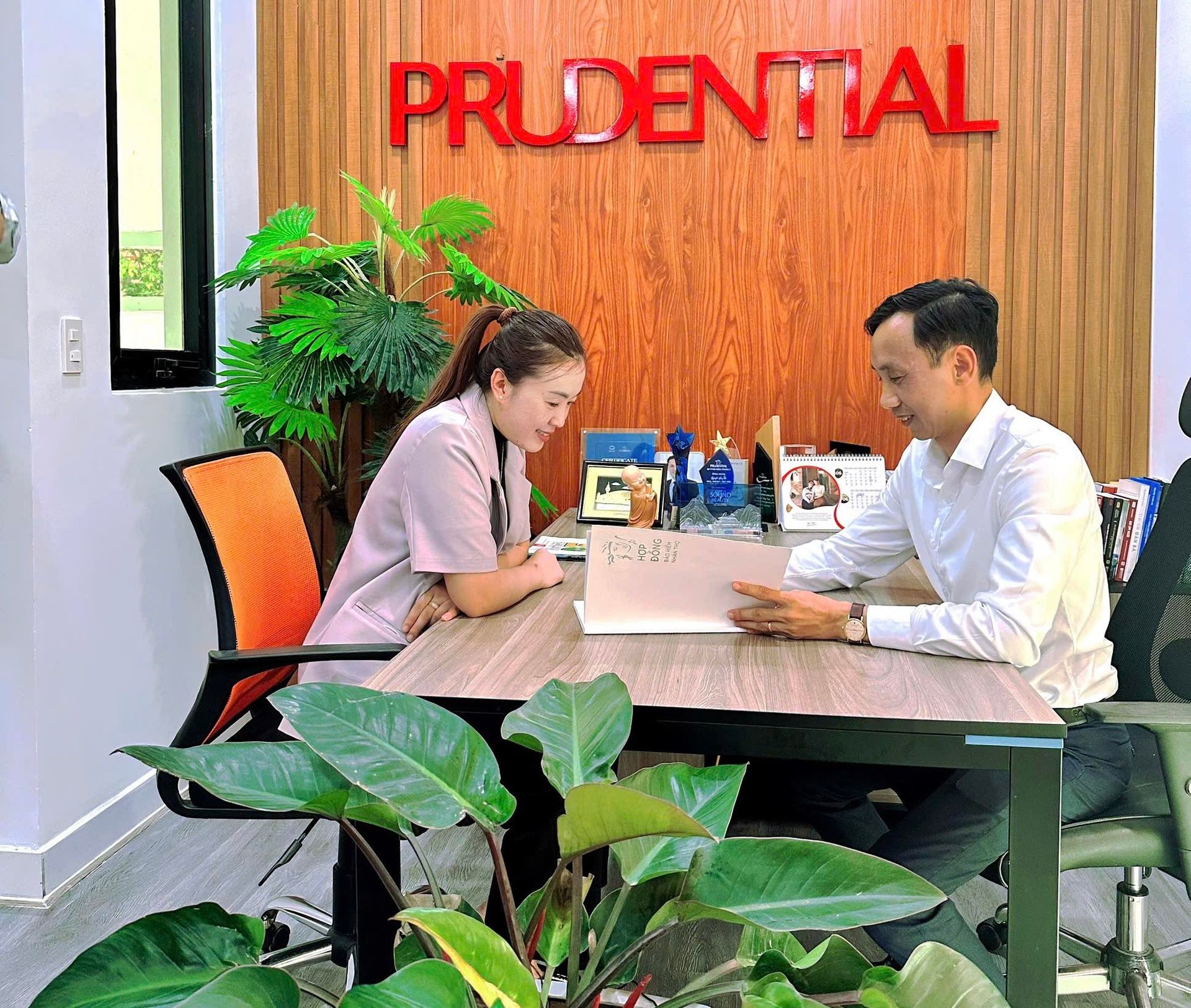 Nguyễn Nam Thùy tư vấn bảo hiểm nhân thọ cho khách hàng