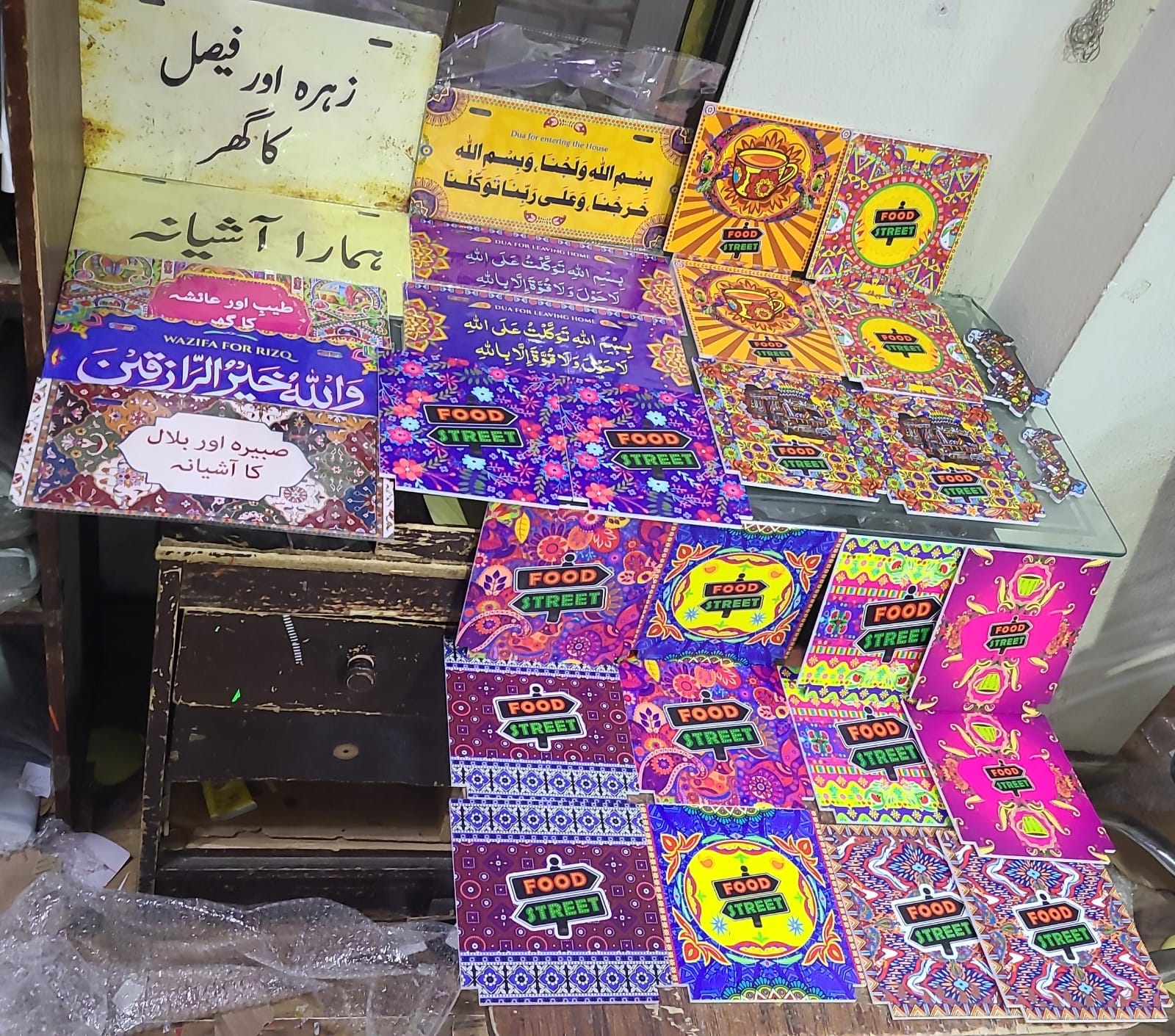 Custom UV printing on metal plates