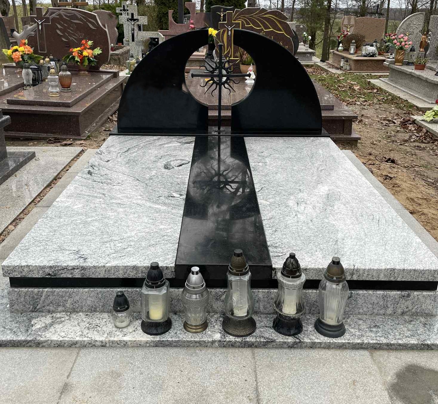 Kaltinis kryžius su tautinio paveldo sertifikatu Punsko kapinėse. Kapaviečių puošimas
