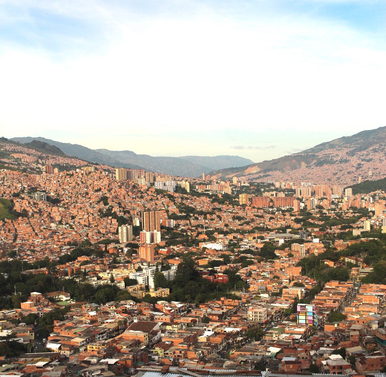 Vue panoramique de Medellín depuis la Comuna 3 avec les quartiers construits sur les collines