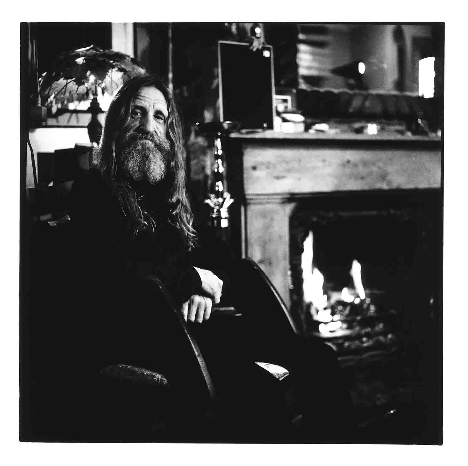 Black and white portrait of Roy Snell  in his house in London. Portrait photography.