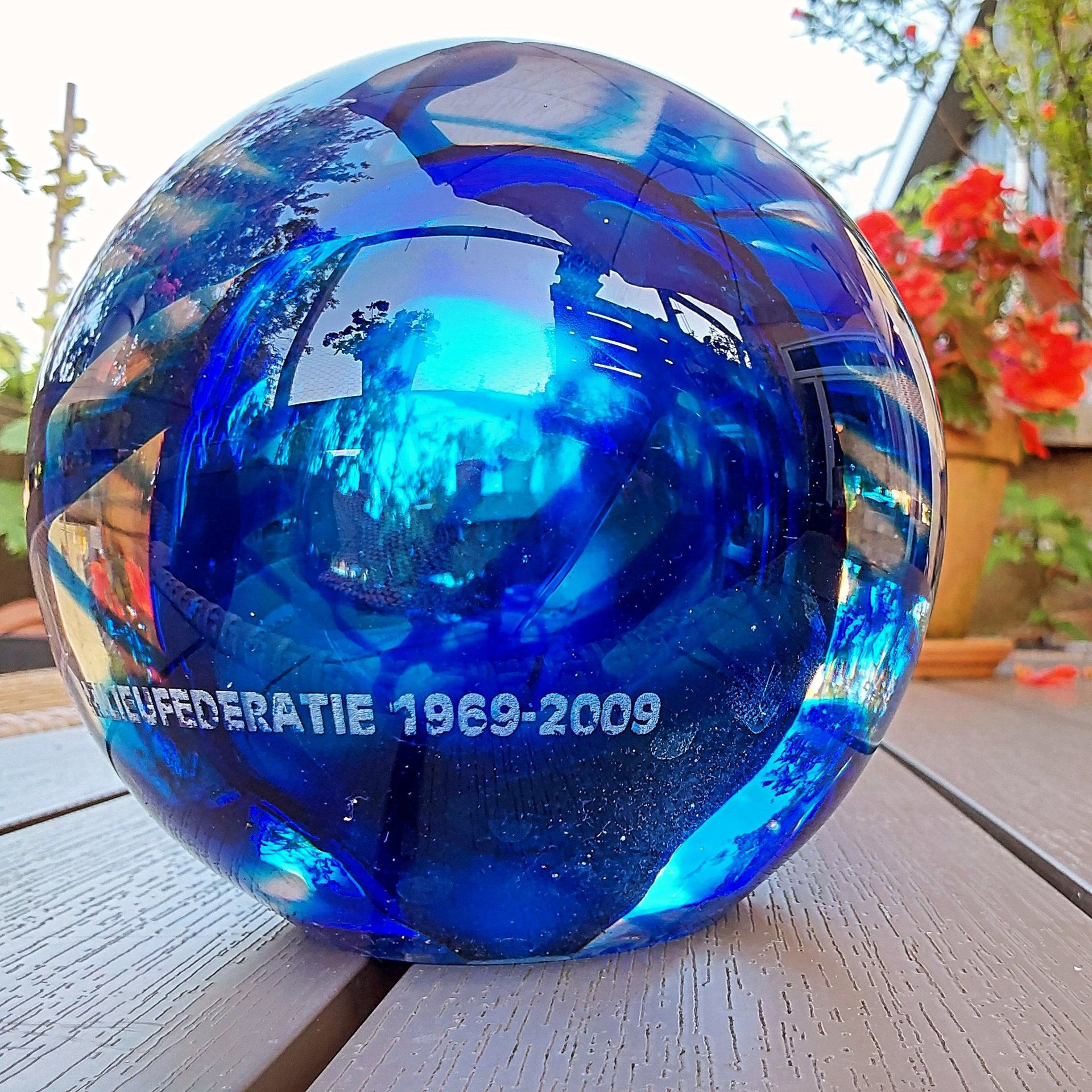 Geblazen "parel" van glas voor de Milieufederatie Noord-Holland, Josien Geerdink