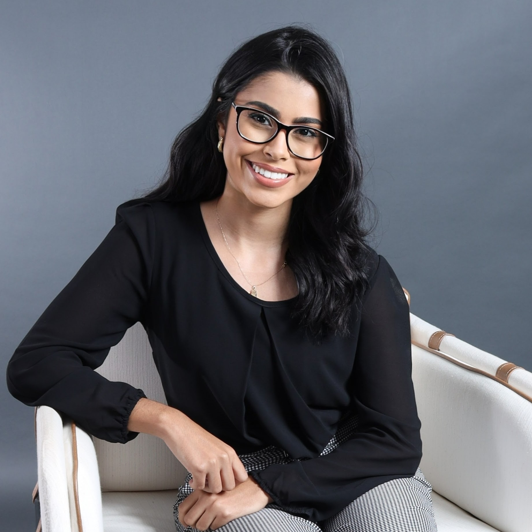 uma mulher de óculos