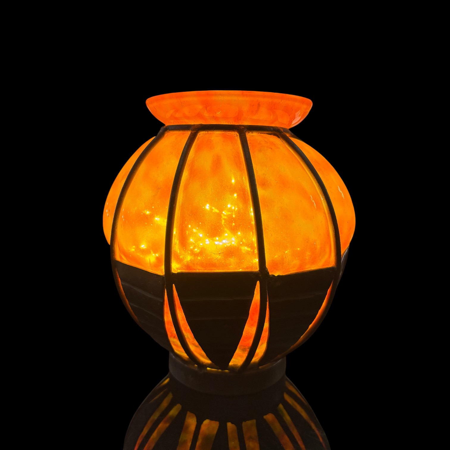 Vase à la monture de fer forgé signé Lorrain