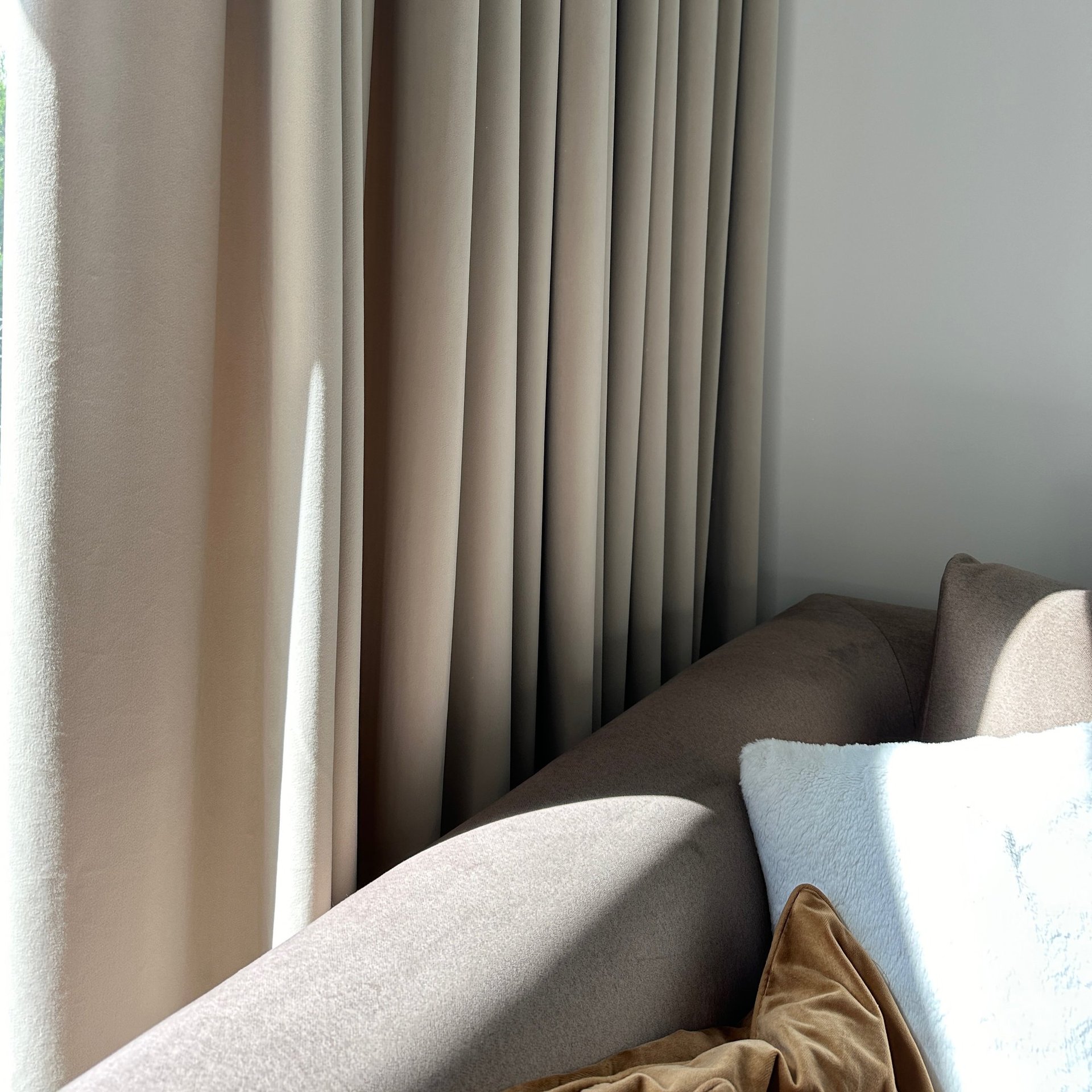 minkštas veliūro kritimas