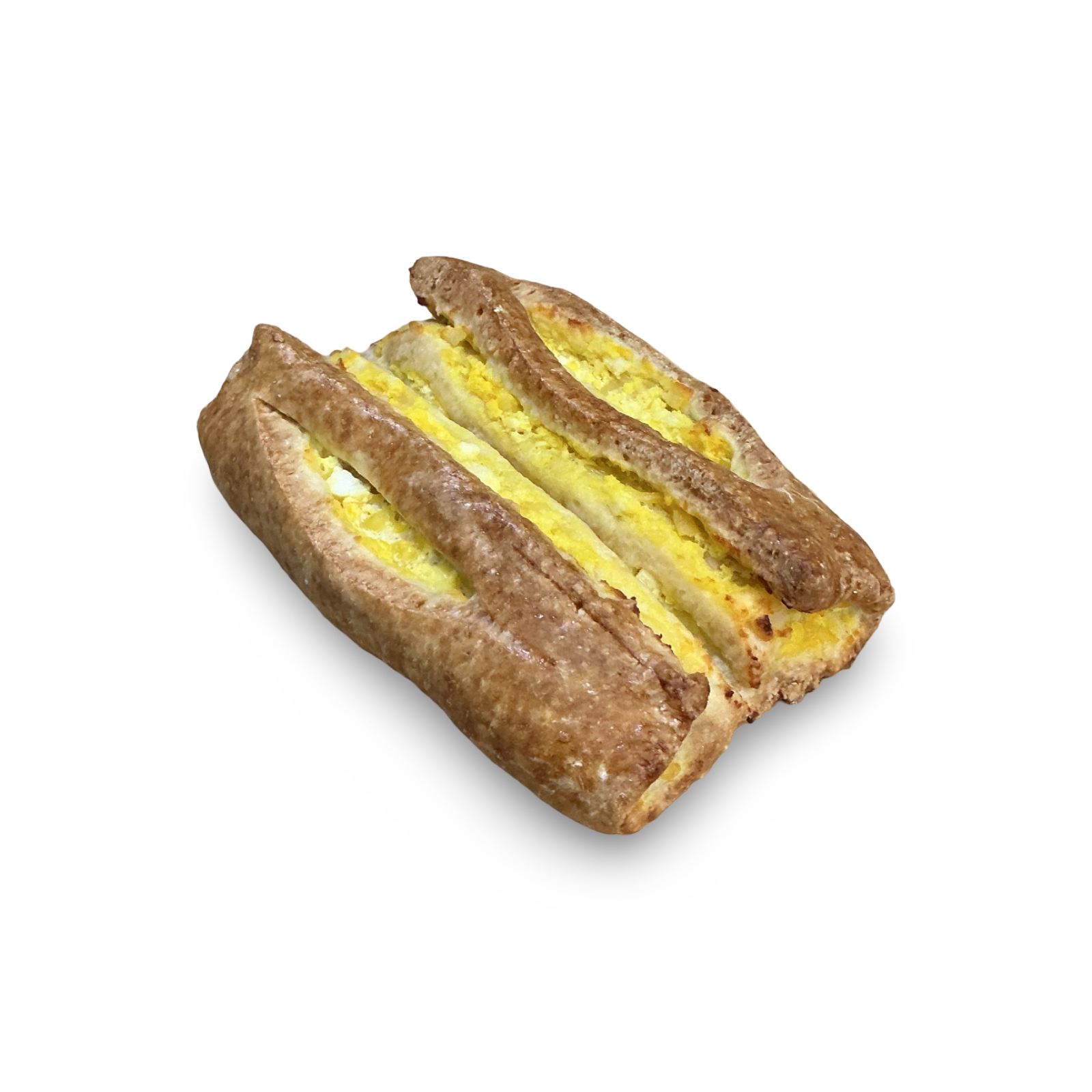 Strudel de hojaldre marrón dorado relleno de huevo salado y queso sobre un fondo negro.