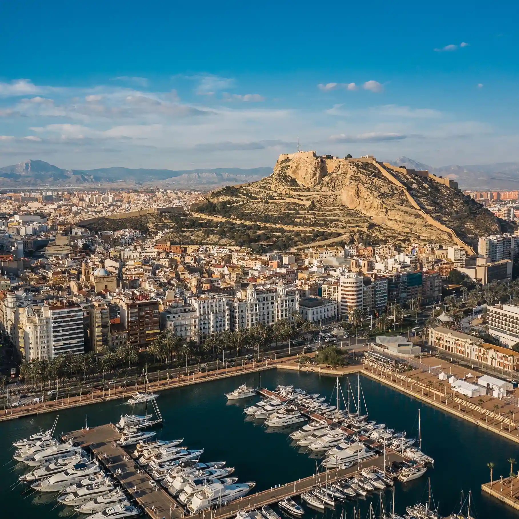 Vista panorámica de Alicante con el puerto, la ciudad y el castillo de Santa Bárbara junto al mar