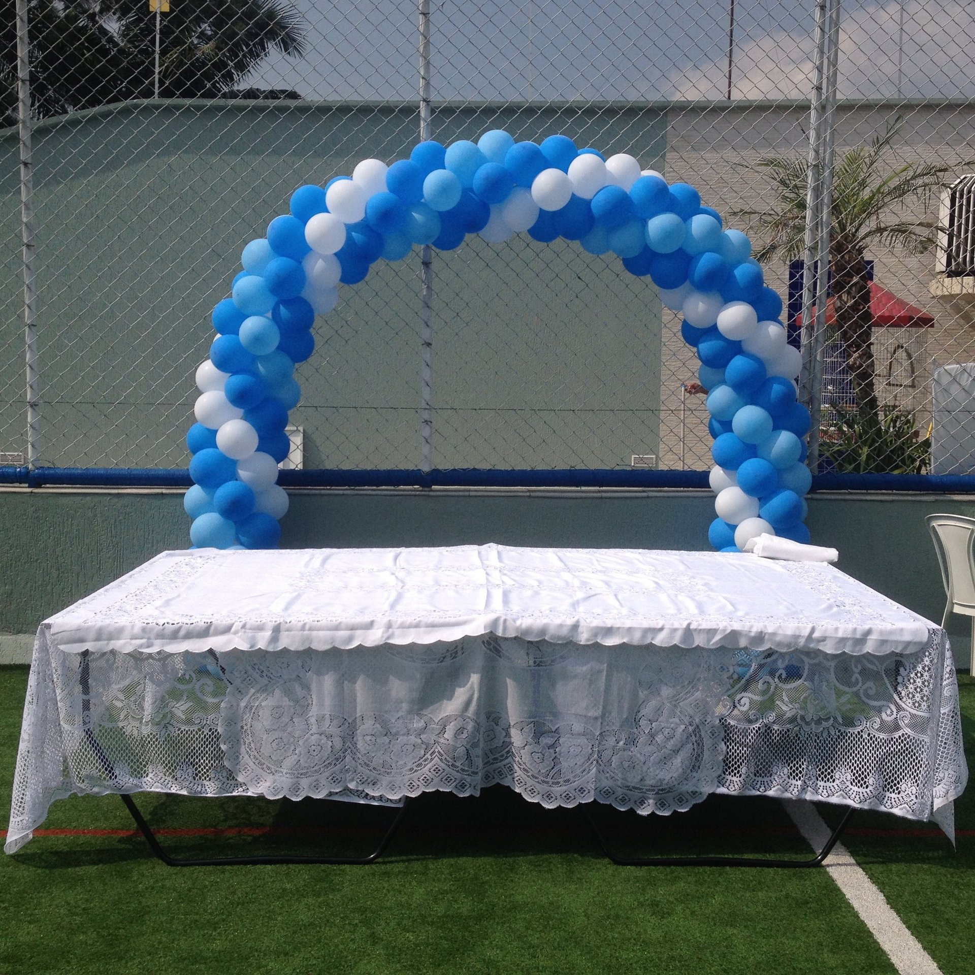 Arco de balões versátil para aniversários, inaugurações e eventos corporativos.