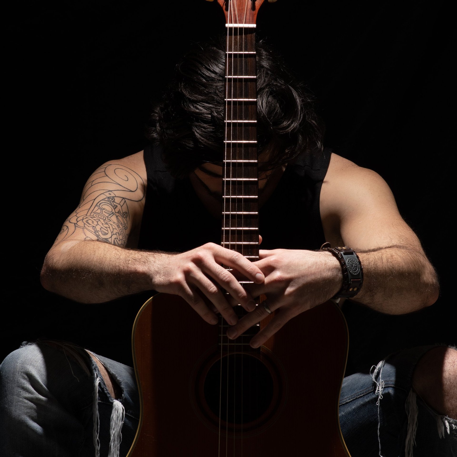 Anthony Vuillemin Photographe, en train de tenir une guitare