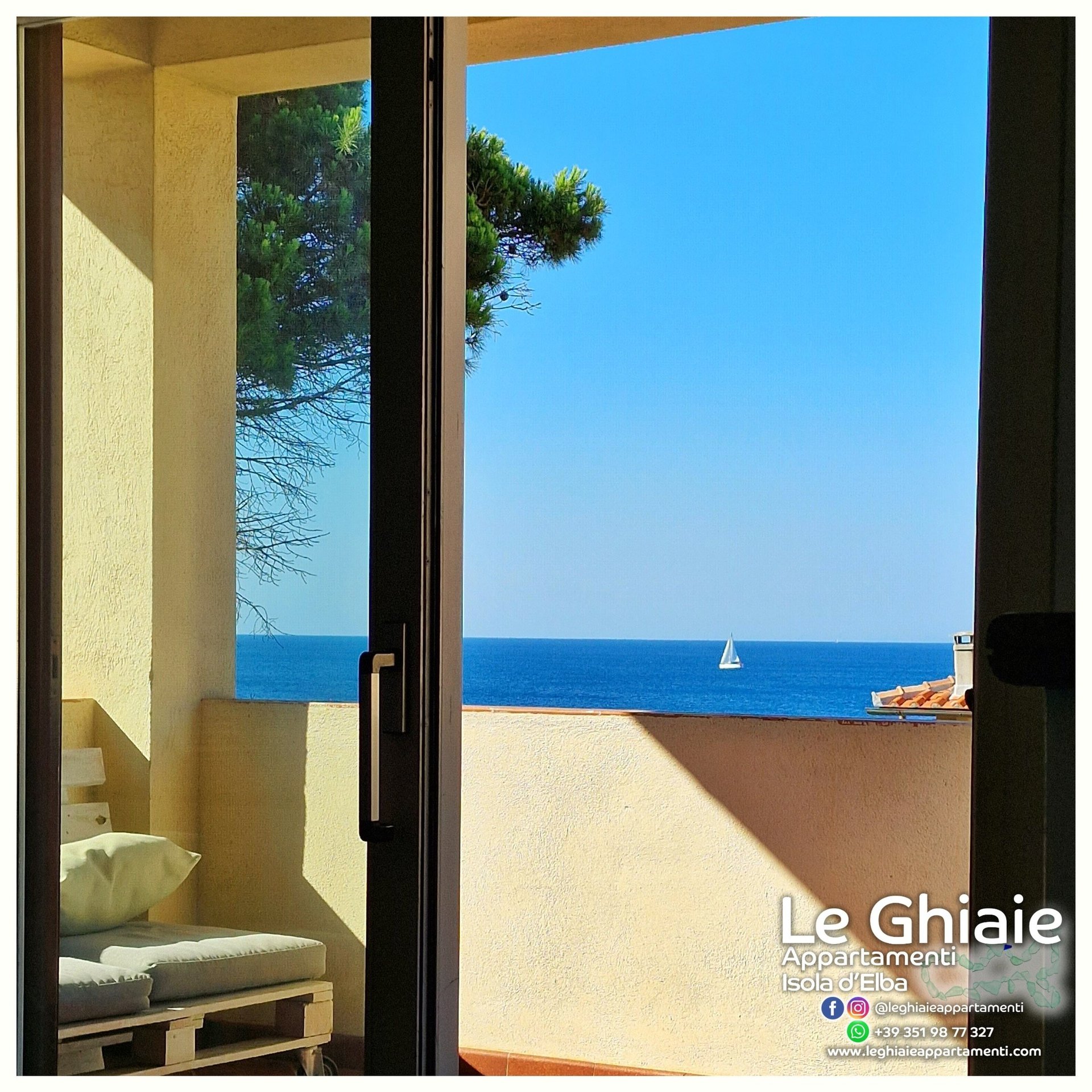 vista barca nel mare dalla terrazza