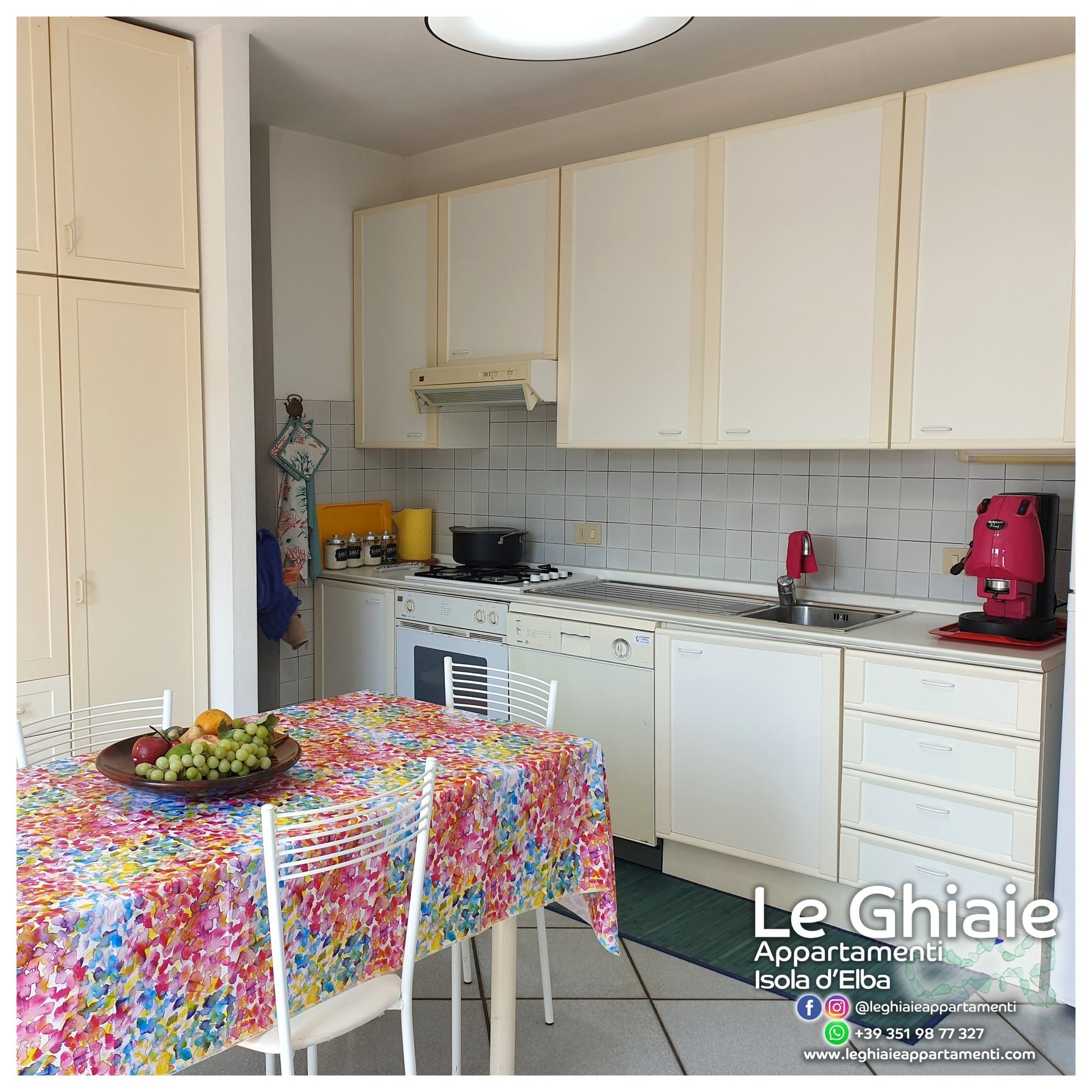 cucina attrezzata con lavastoviglie e macchina del caffè