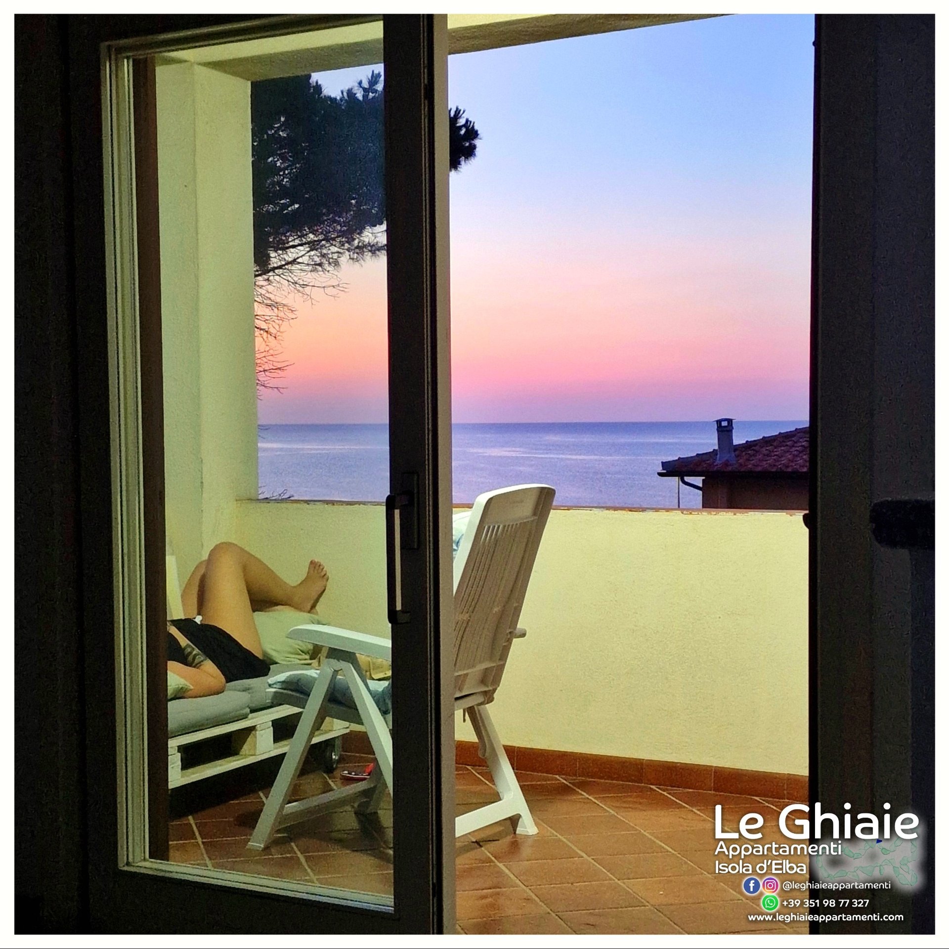 divano in terrazza vista mare