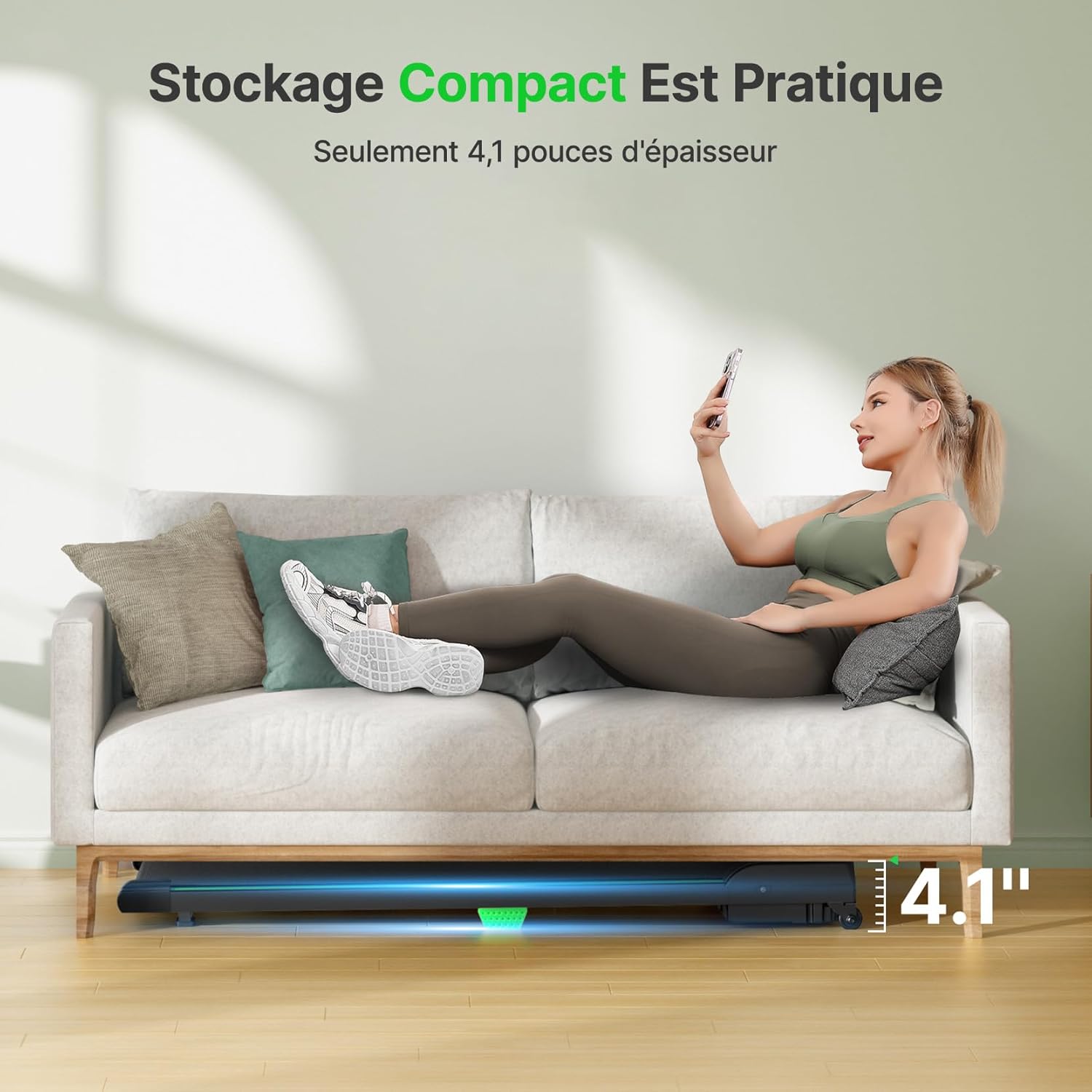 femme regarde son portable sur un canapé