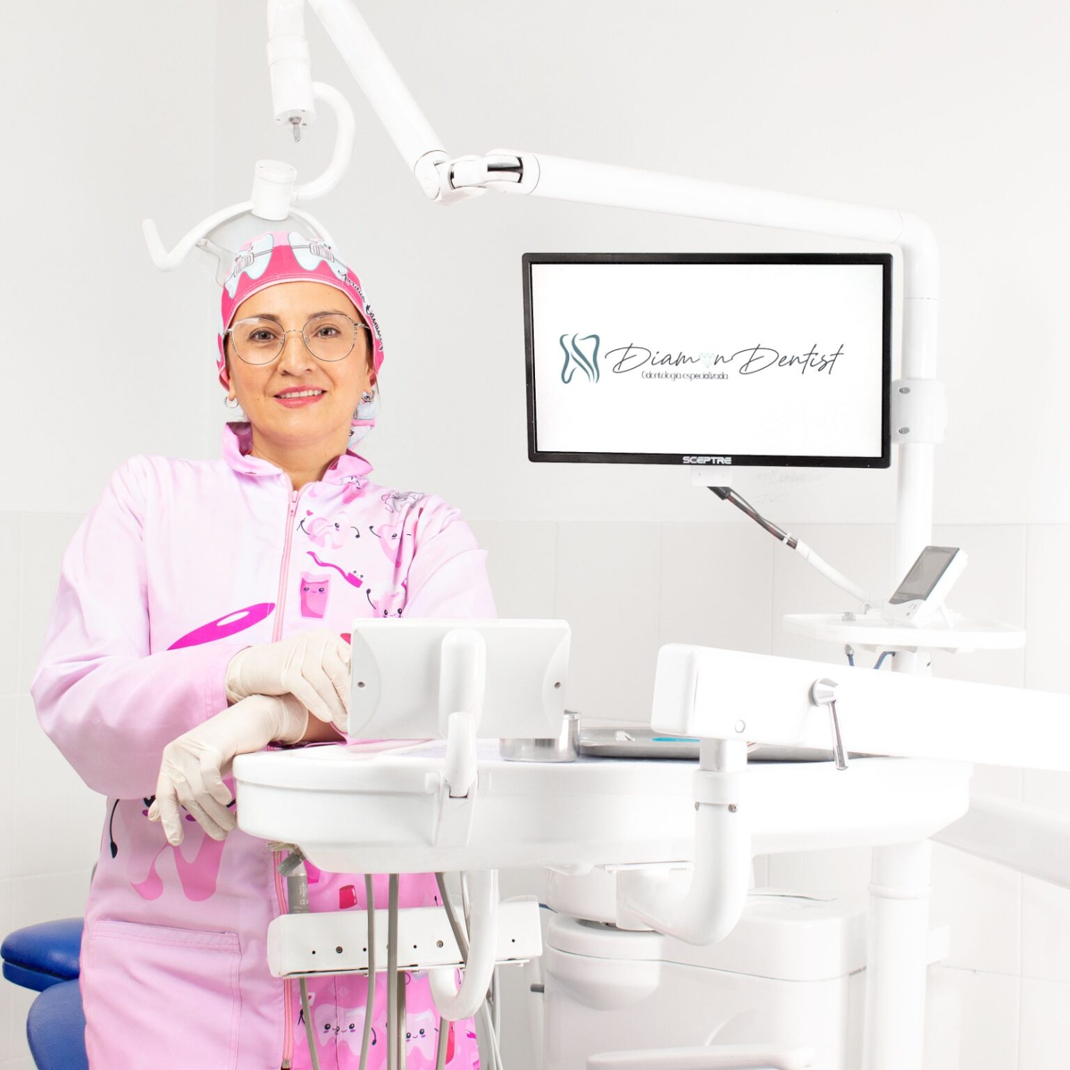 Especialista odontológica de la clínica Diamond Dentist en Bogotá, con equipos 