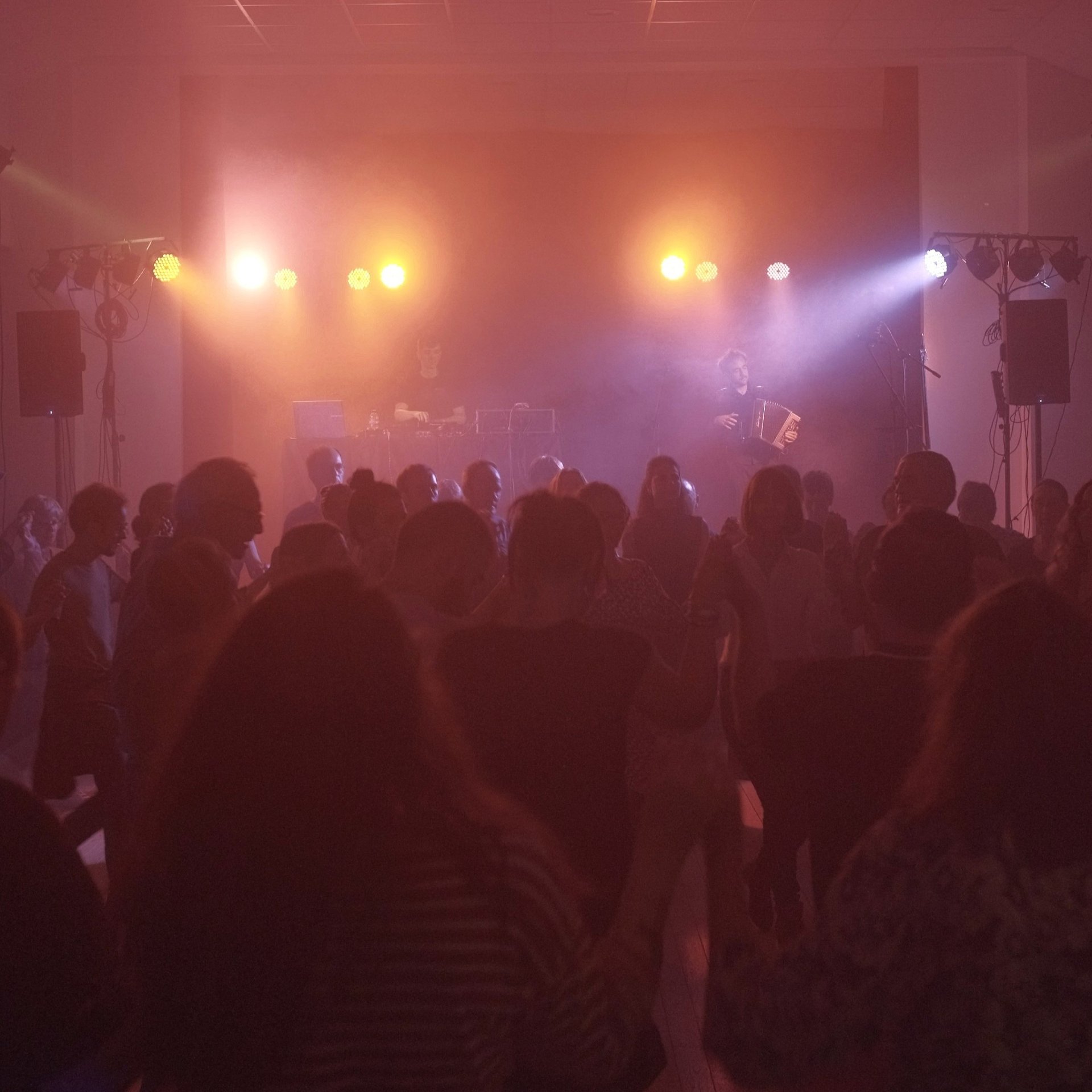 Fest-noz moderne avec un groupe de musique et des danseurs