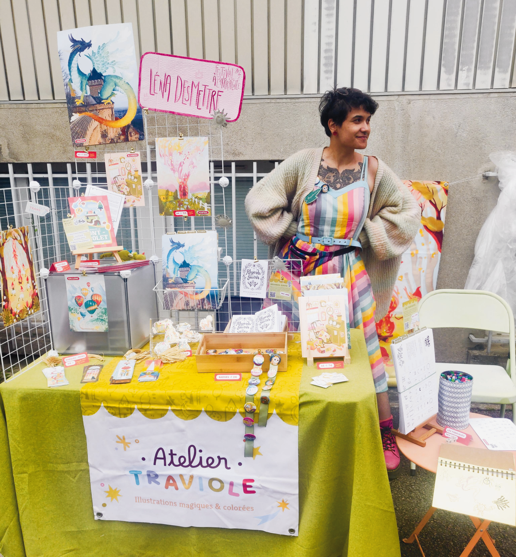 Photo de Léna Desmettre à son stand au festival "à l'arrachée" en 2025