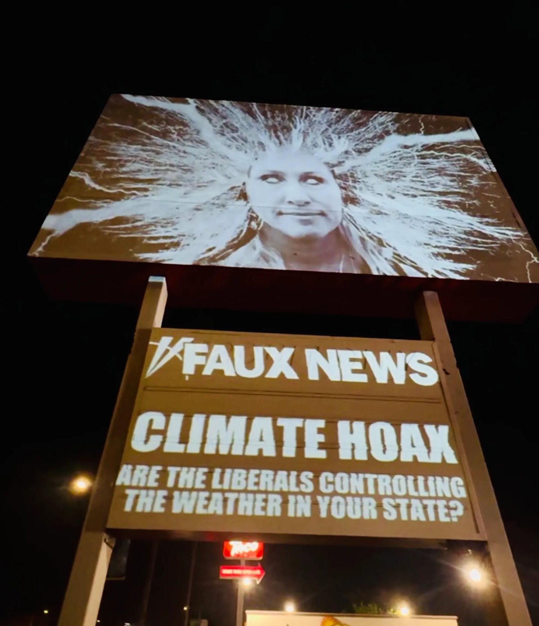 projeção digital oferece um modo de protesto antifascista temporário, escorregadio e não destrutível