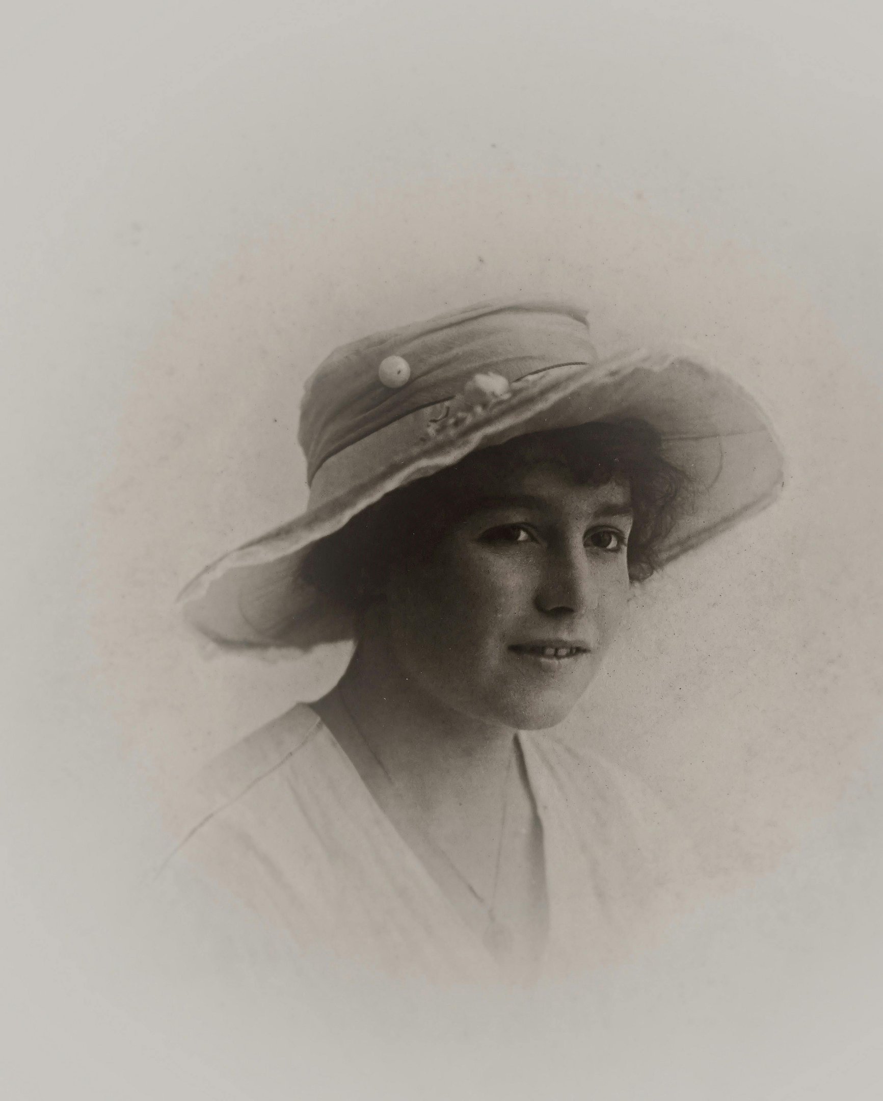 Portrait ancien de femme représentant le produit de recherches individuelles