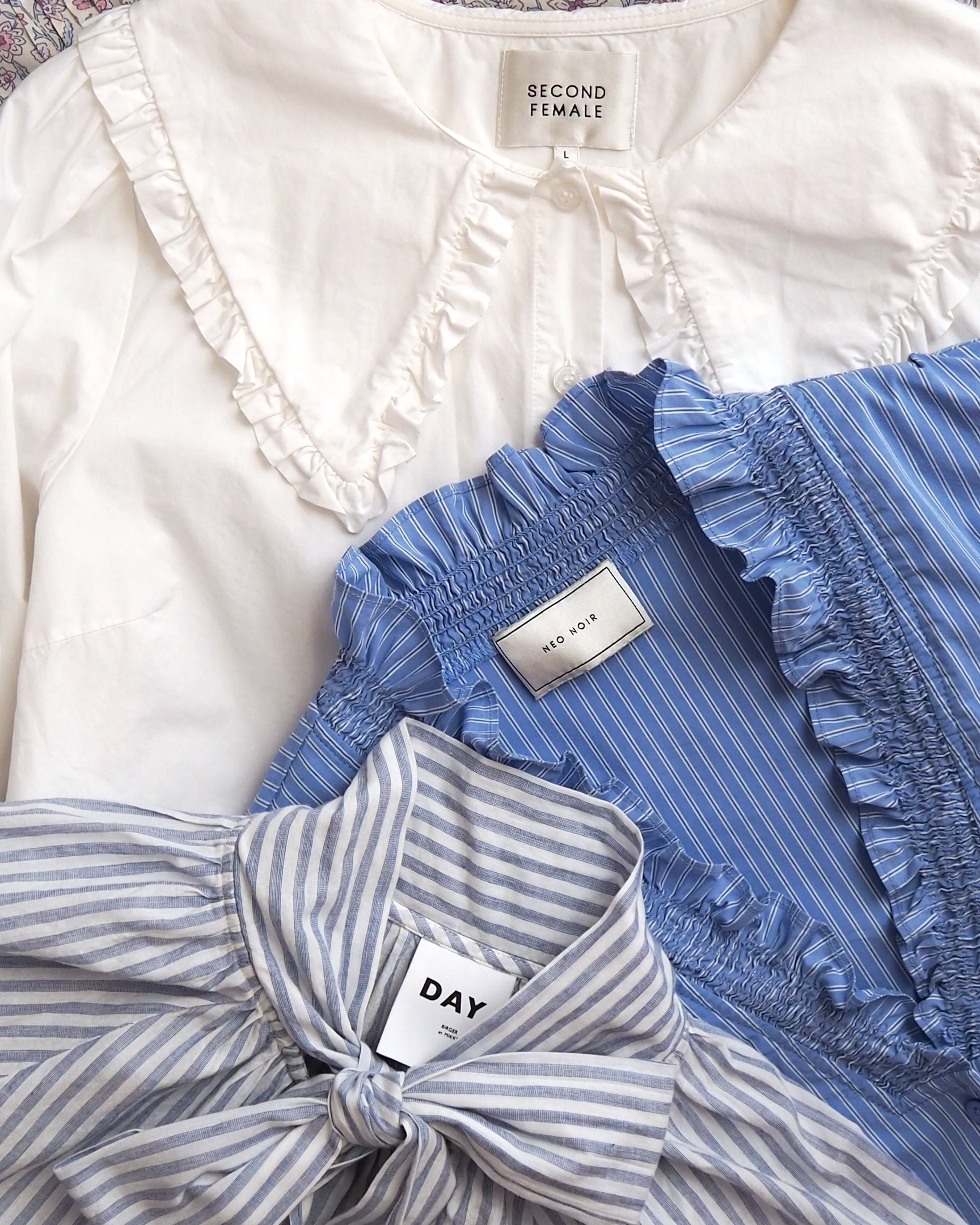 flatlay z koszulami w odcieniach niebieskiego i bieli