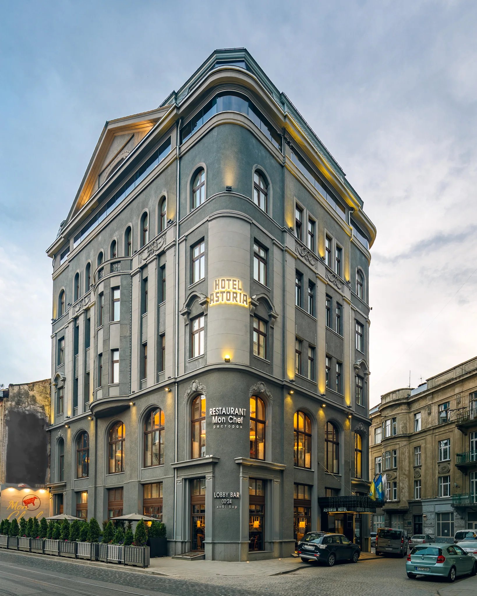 Hotel Astoria – elegancka kamienica miejska o zmierzchu