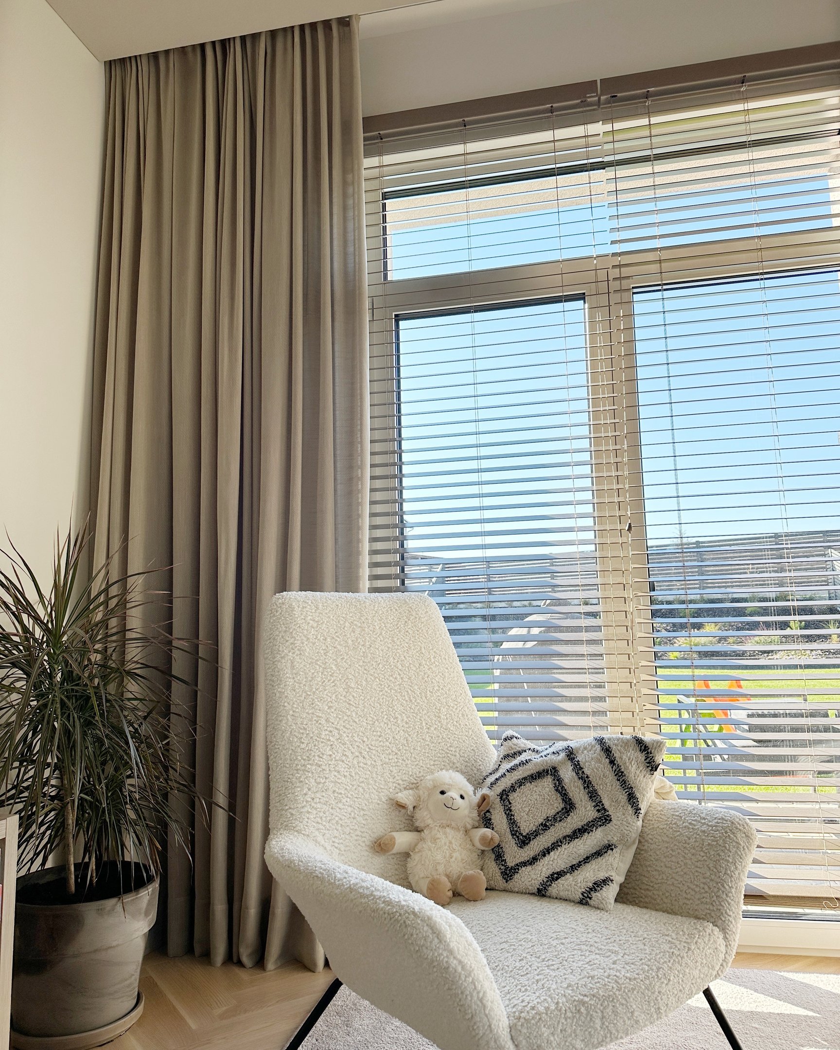 minkštos užuolaidos prie jaukaus interjero