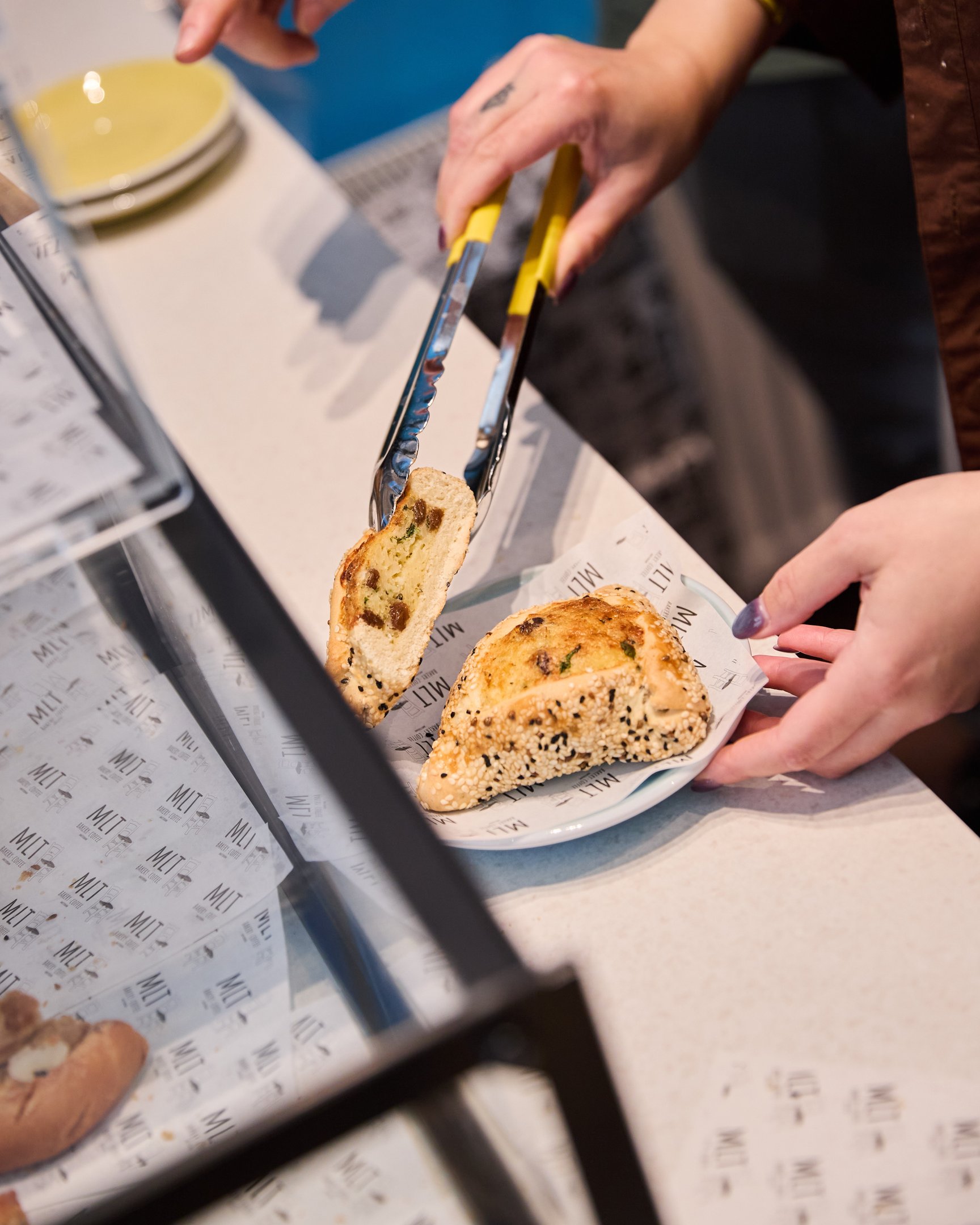 Sunny bun, feta, halloumi