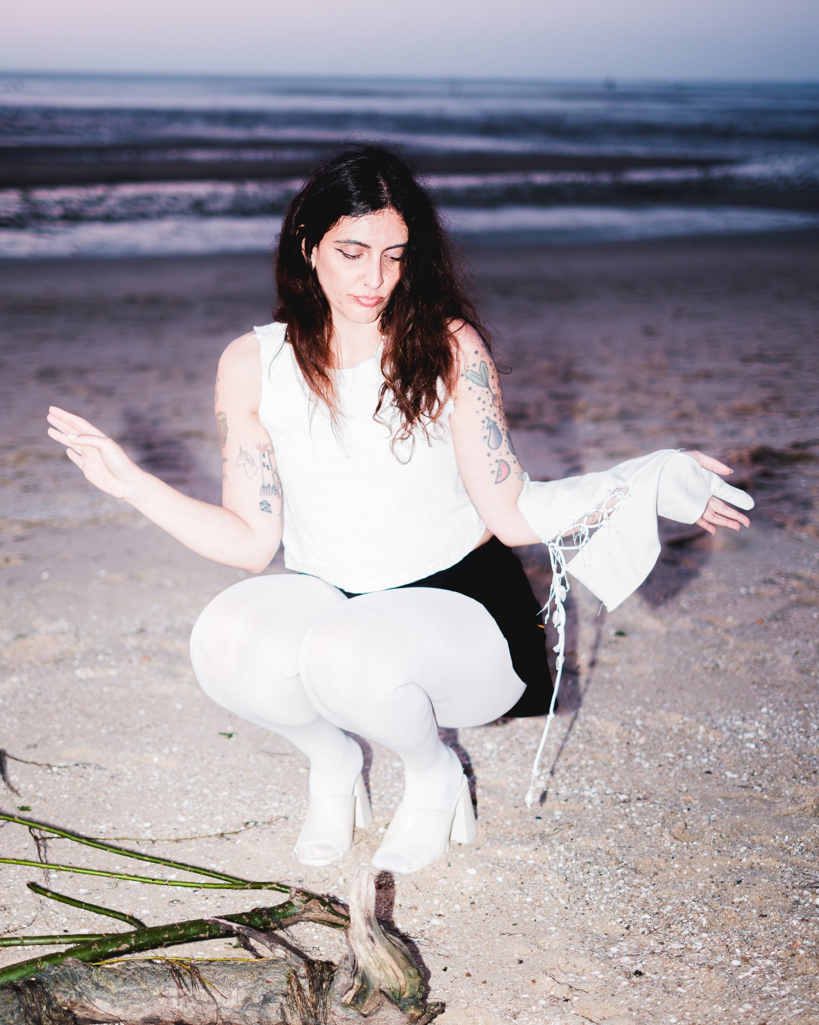 Sónia Trópicos, artista de música eletrónica portuguesa, representada pela Desacato
