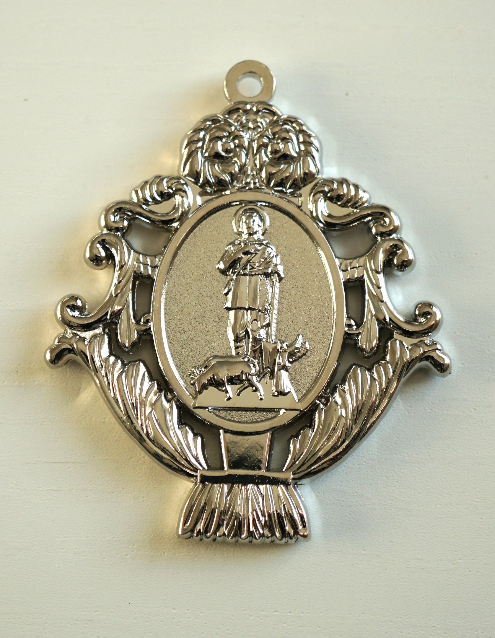 medalla san isidro labrador realizada en  zamak con baño de plata