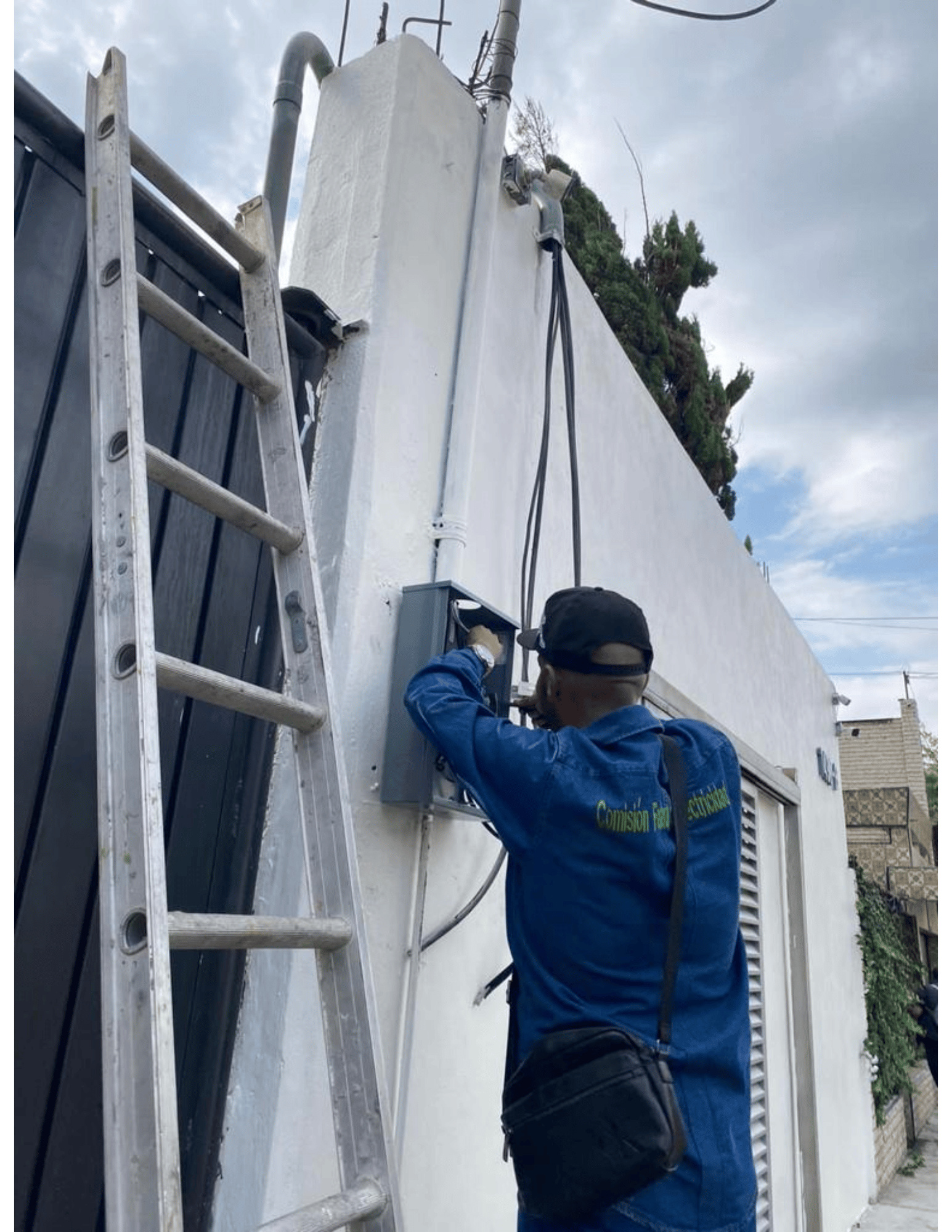 hombre resolviendo problema electrico