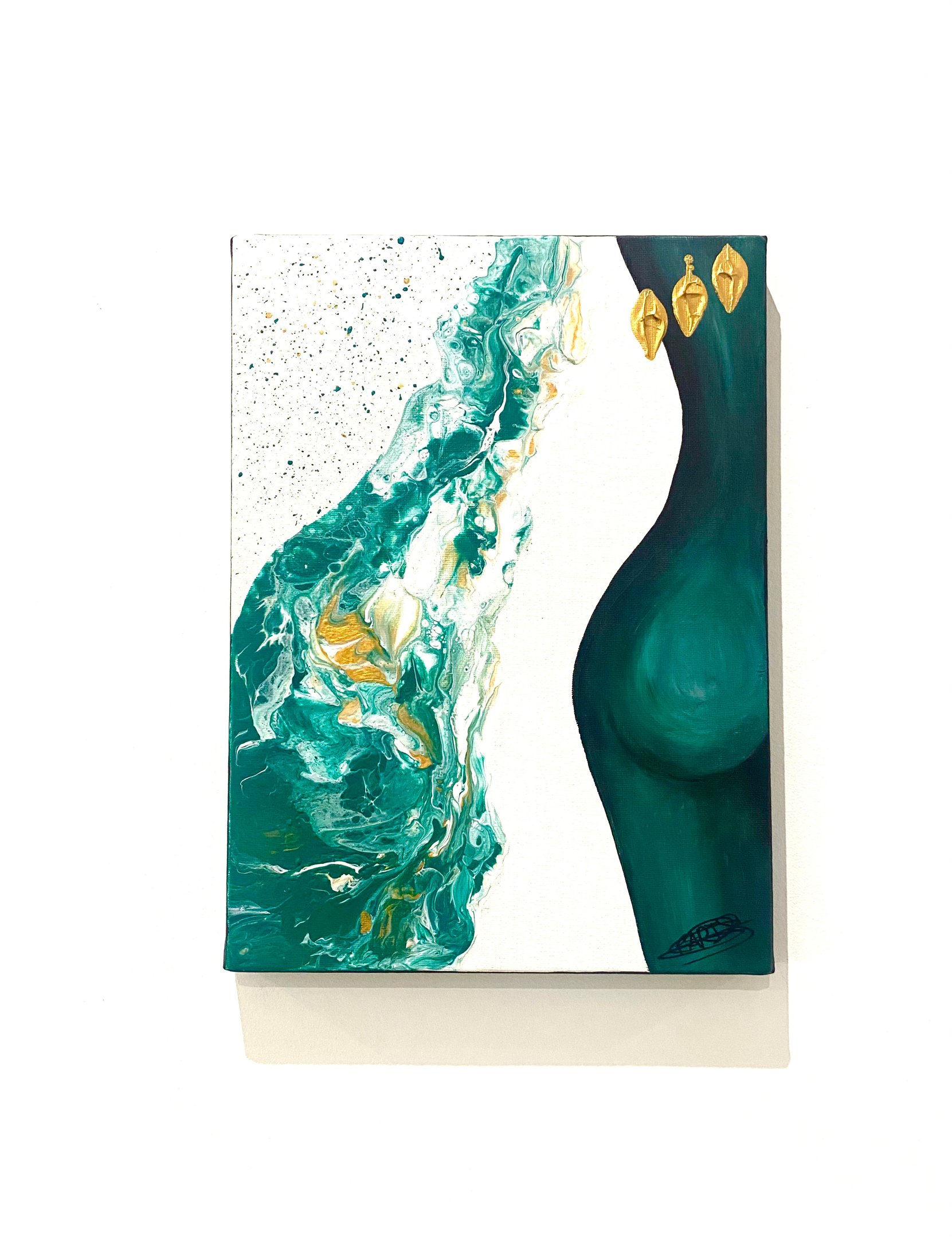 une peinture du corps d’une femme sur fond vert et blanc