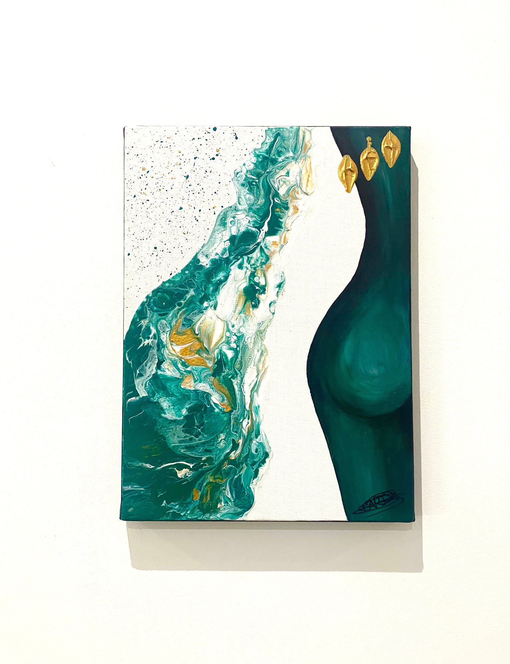 une peinture du corps d’une femme sur fond vert et blanc