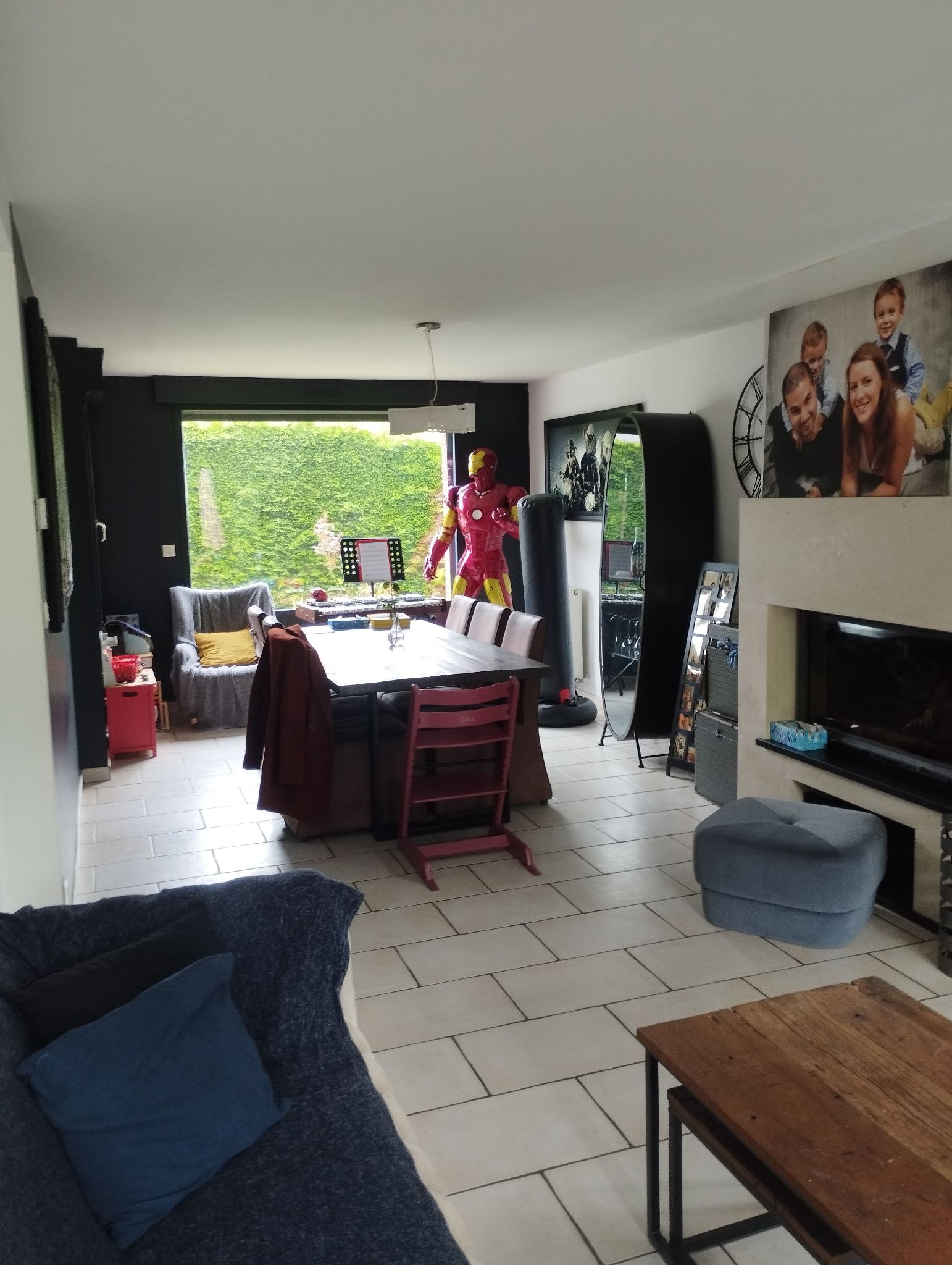 salle à manger murs noirs et carrelage blanc