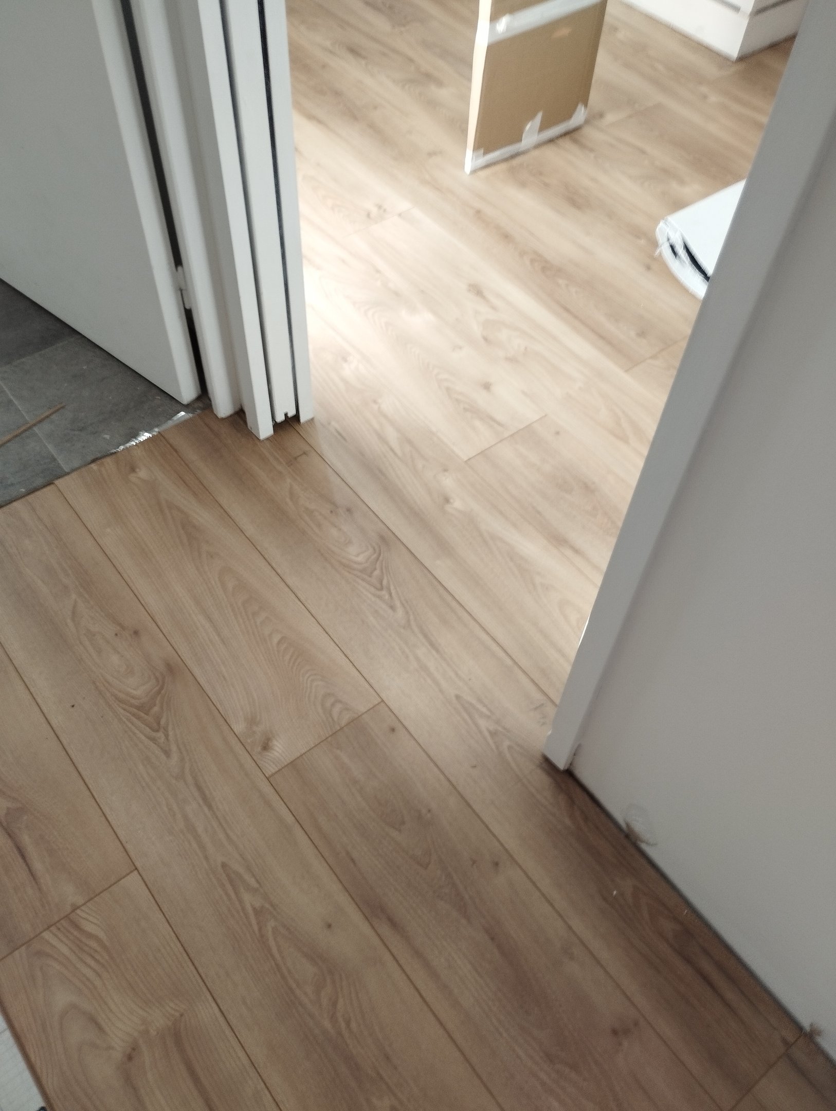 Rénovation des sols avec pose de parquet clair . Harenova