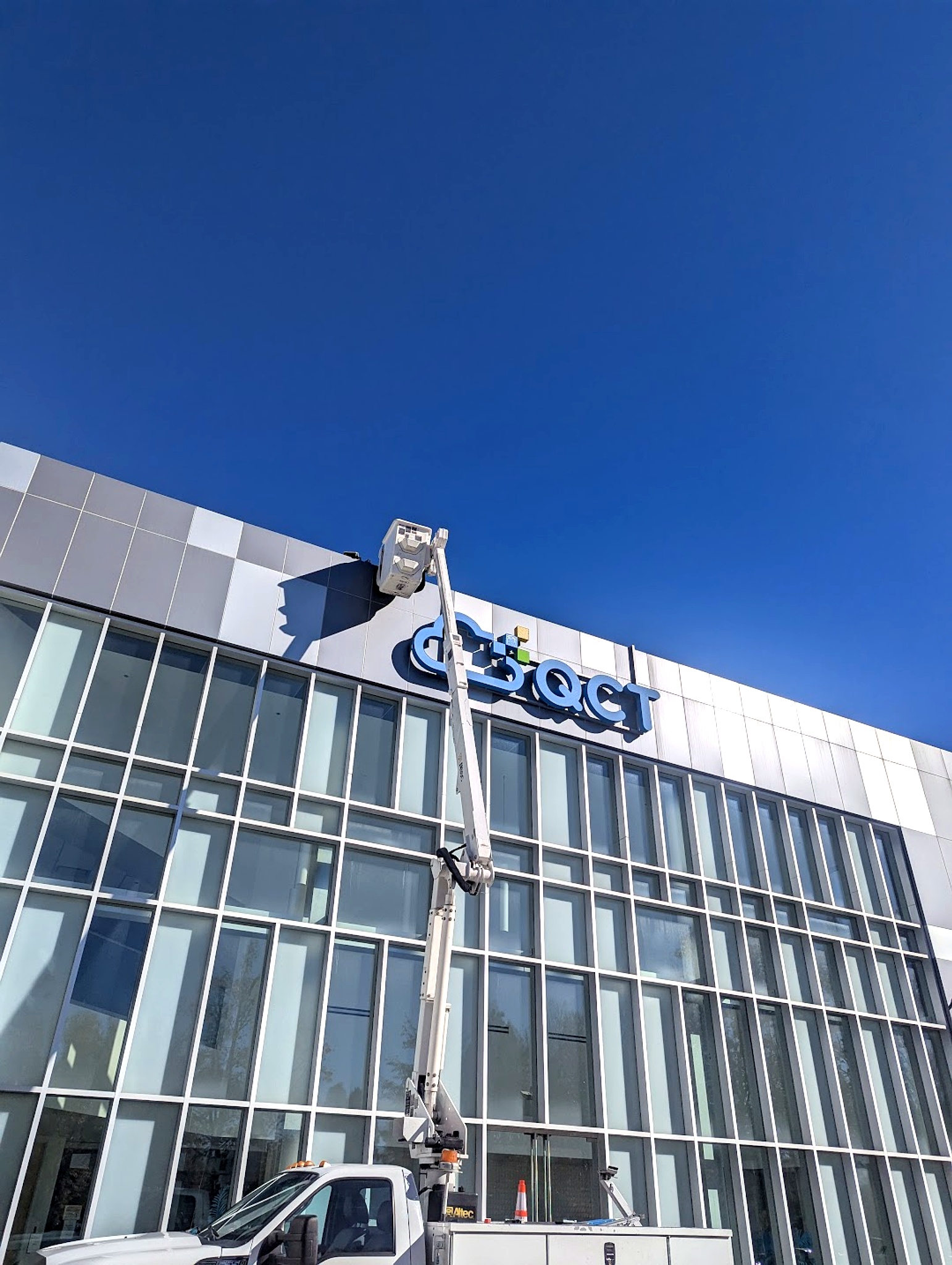 Commercial building sign repair in San Jose, CA for QCT