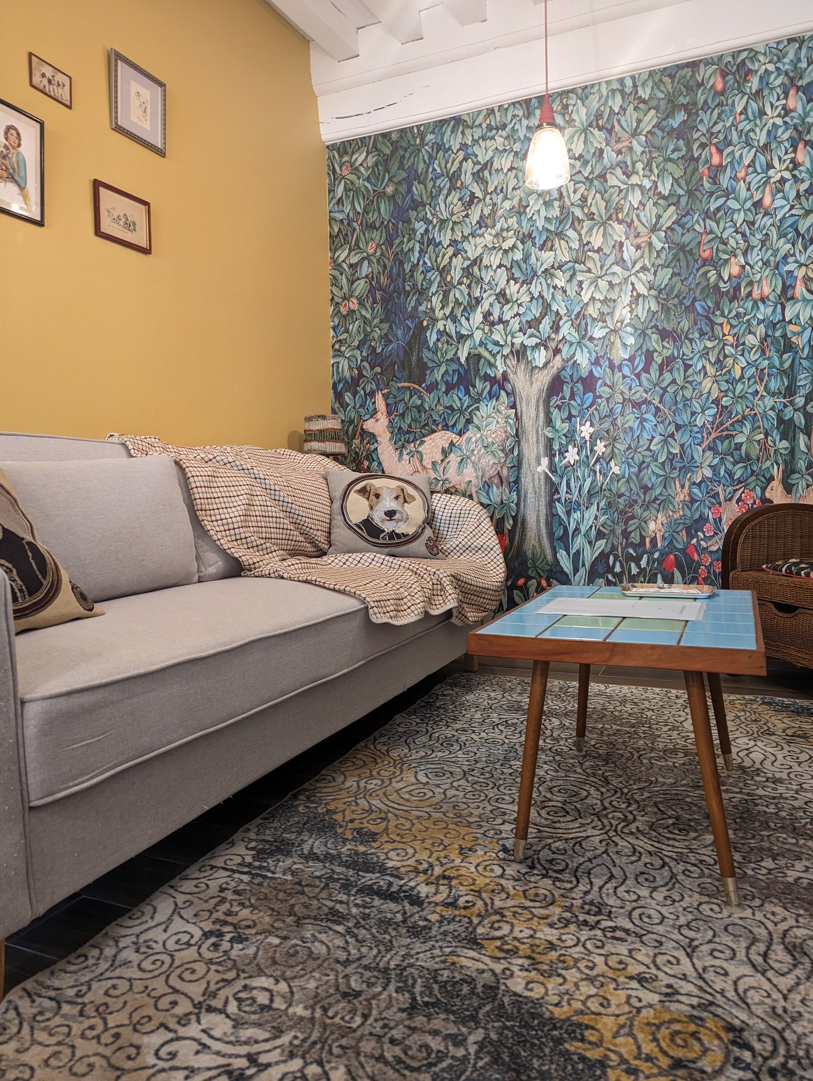  living room avec canapé et table a café 