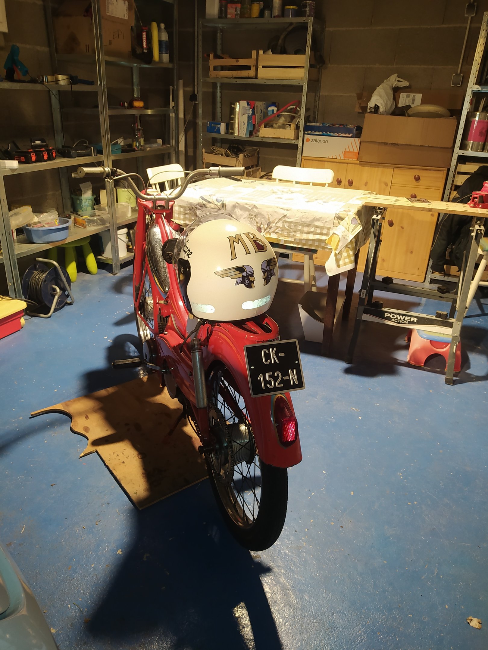 Mobylette Motoconfort AU88 de 1959, elle n'est pas dans sa couleur d'origine. Vue de derrière.