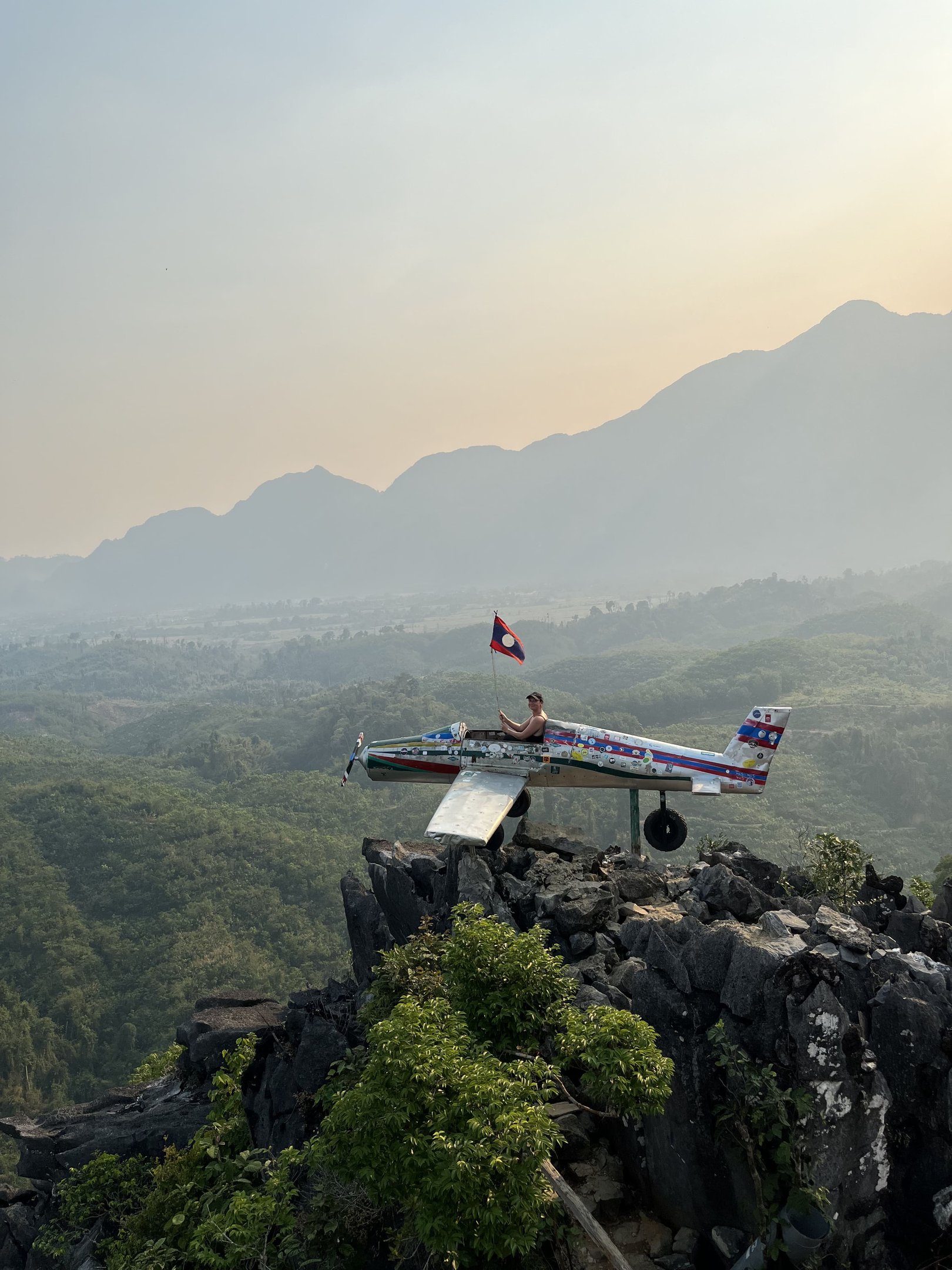 Sarah dans un avion sur une montagne au Laos