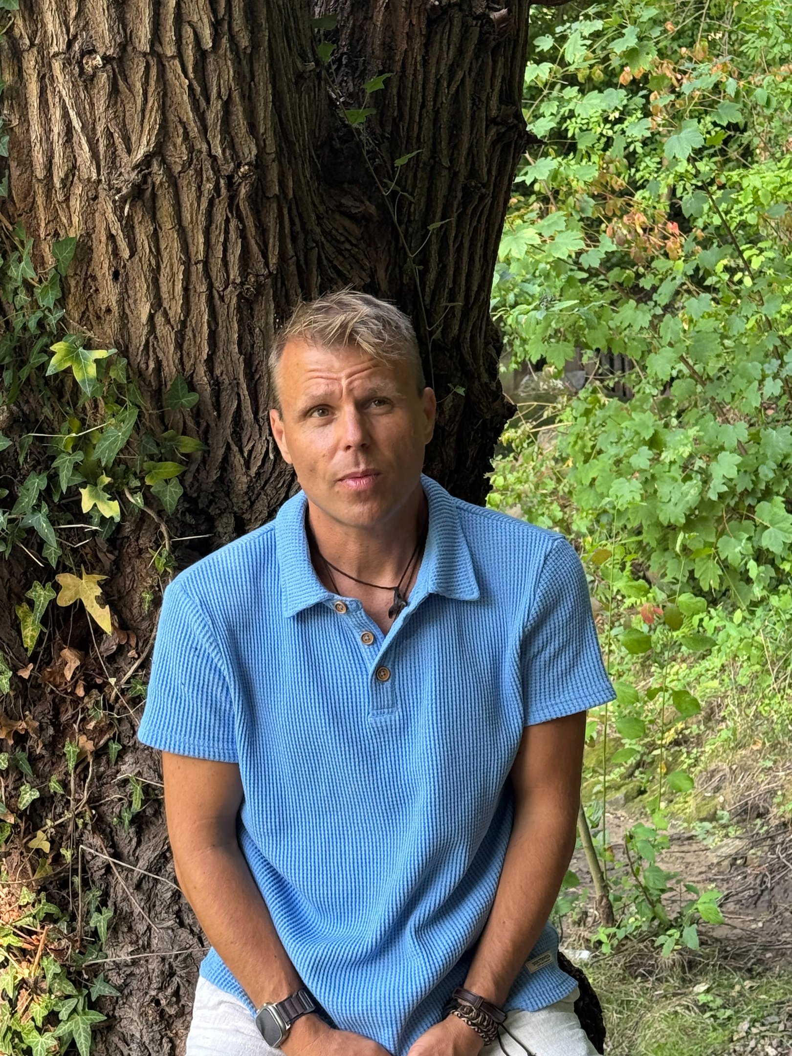 Mein Bild vor einem Baum