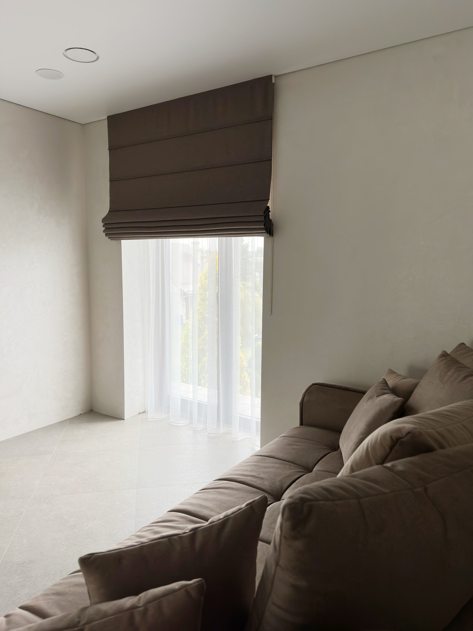 naktinė romanetė ir dieninė užuolaida nišoje