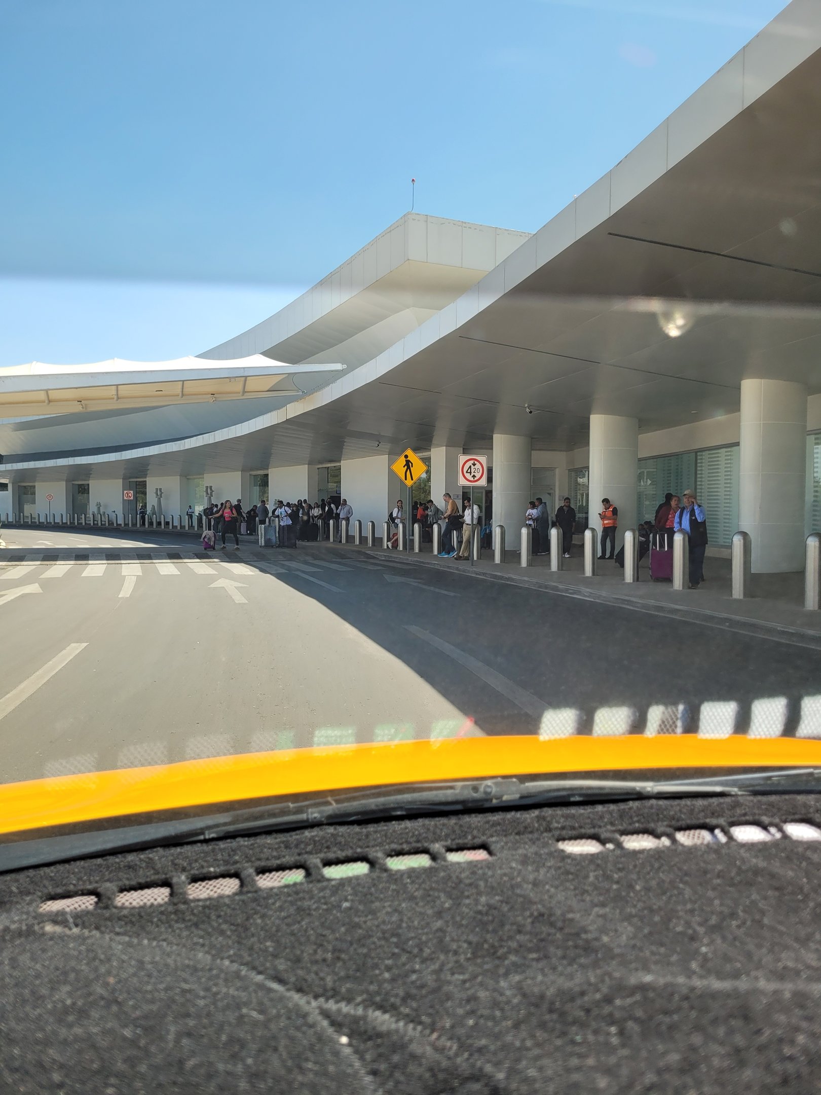 Fila de personas en aereopuerto de oaxaca