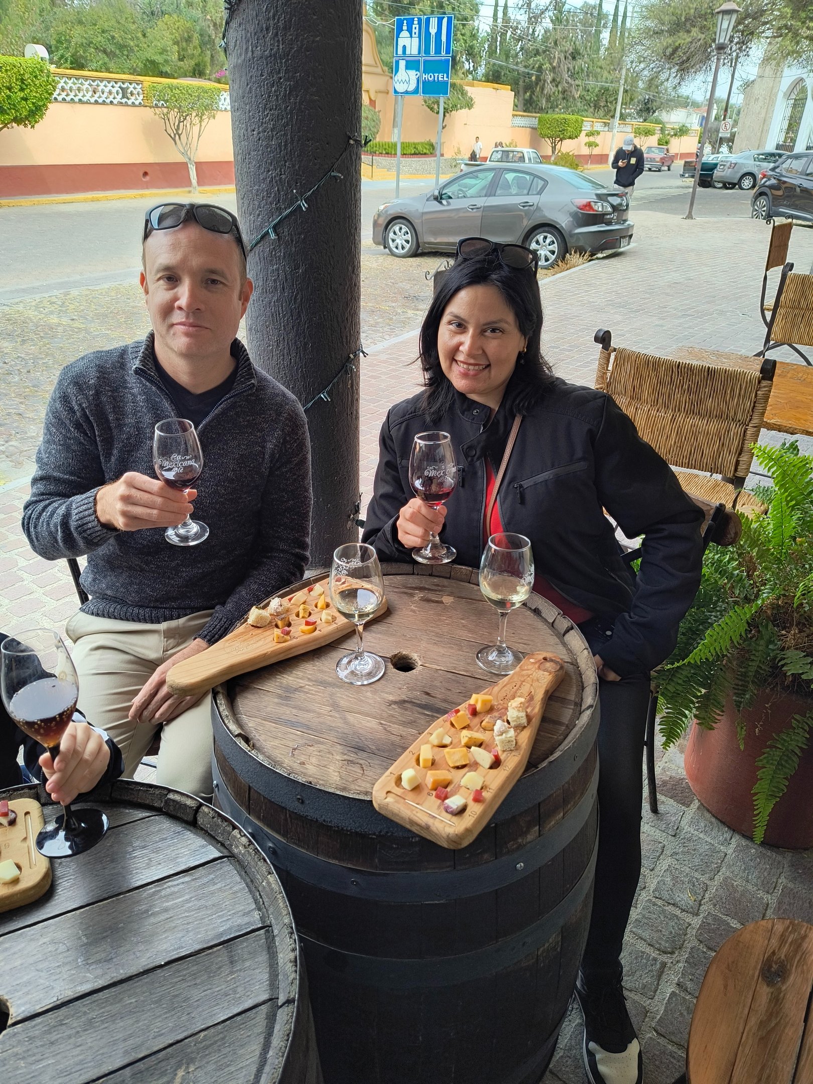 Pareja disfrutando su degustacion de quesos artesanales