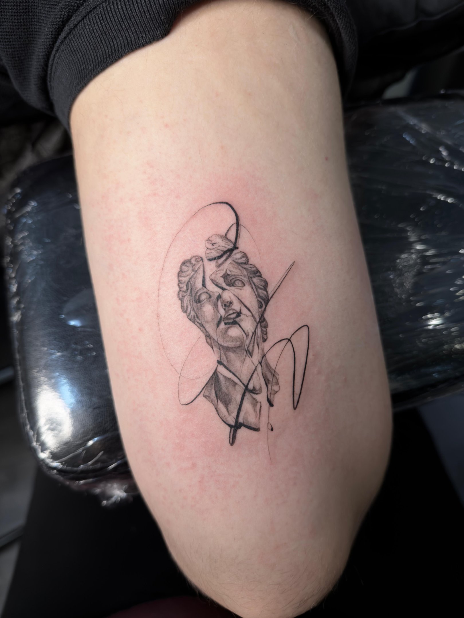 Tatuaje fineline en Madrid de busto clásico greco romano con trazos abstractos y líneas gestuales en