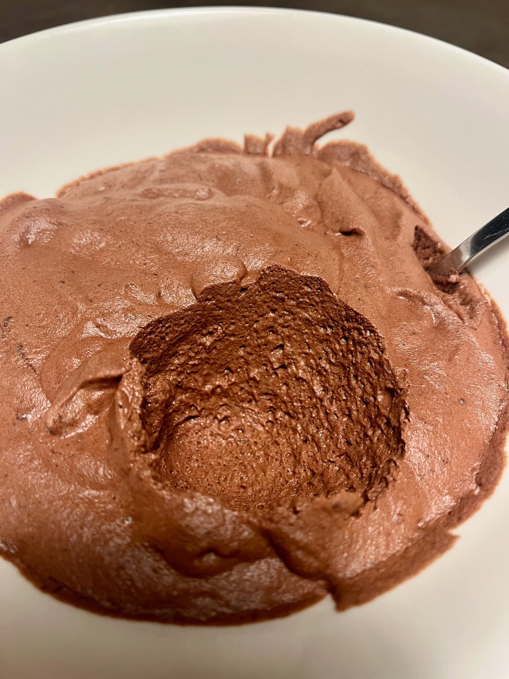 Texture de la mousse au chocolat. Crédit photo Terres & Graines