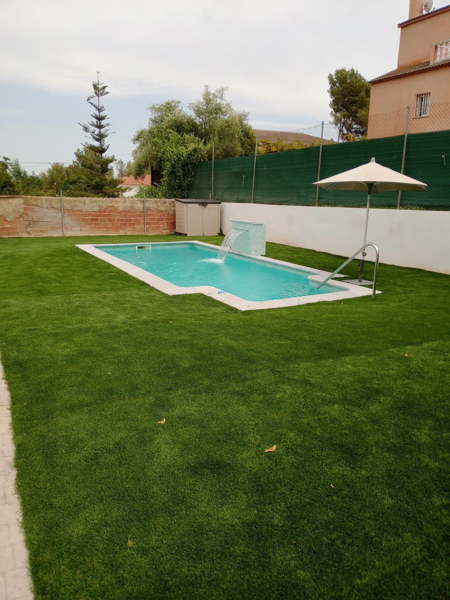 piscina de diseño con cascada