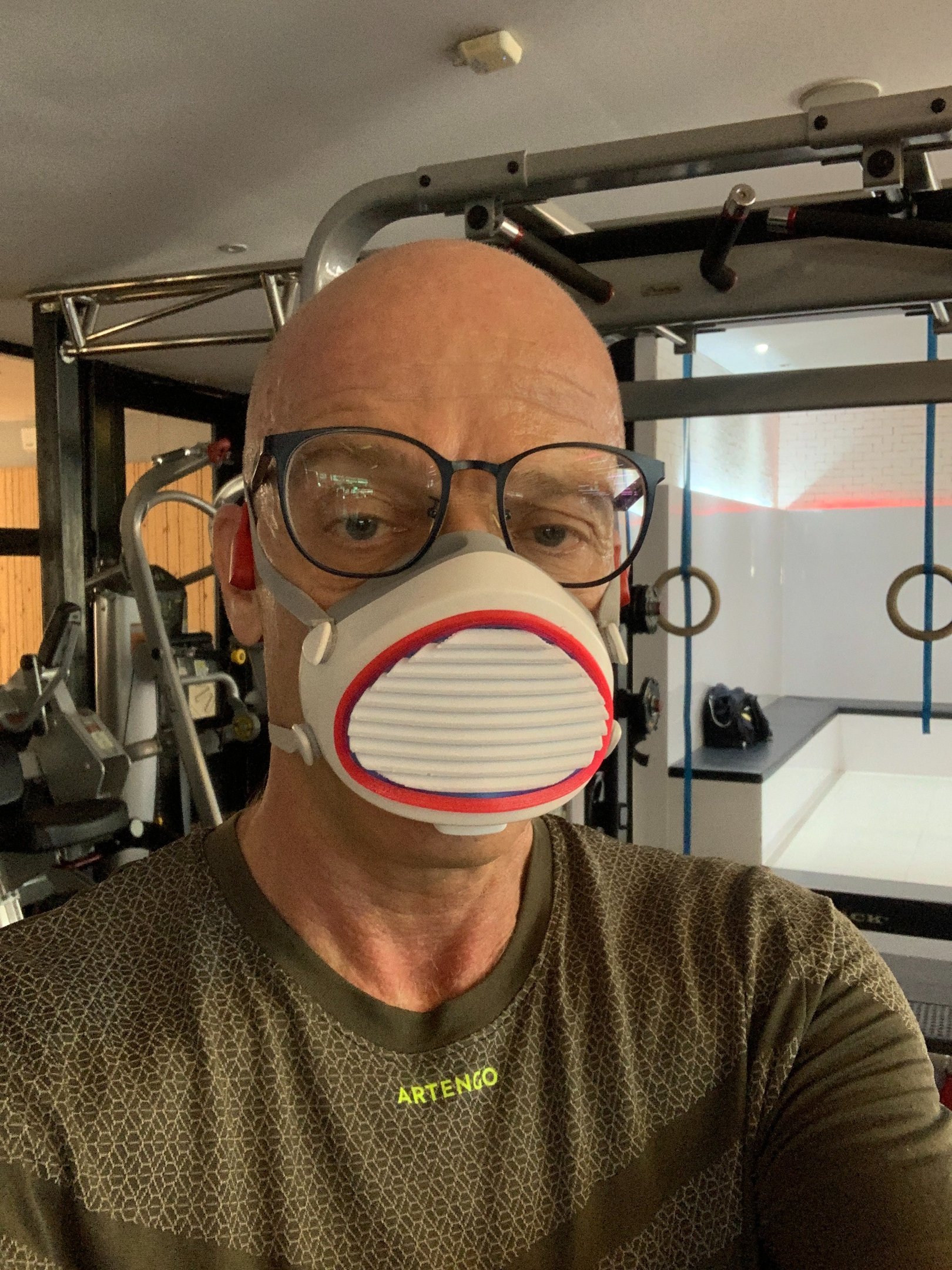 Flo mask with rain-cover