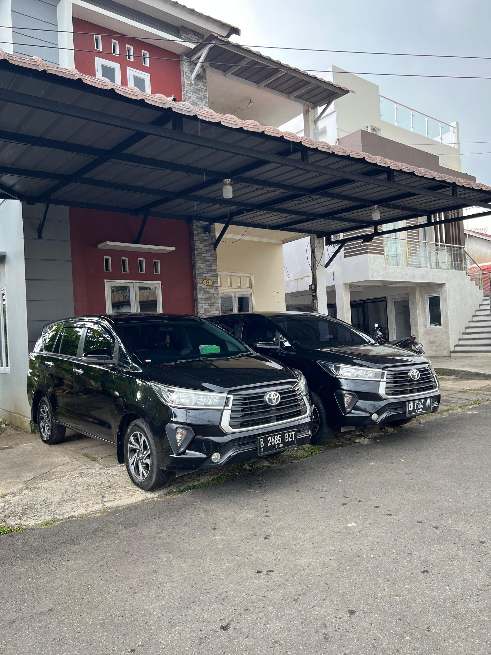 solusi musim hujan dengan rental mobil