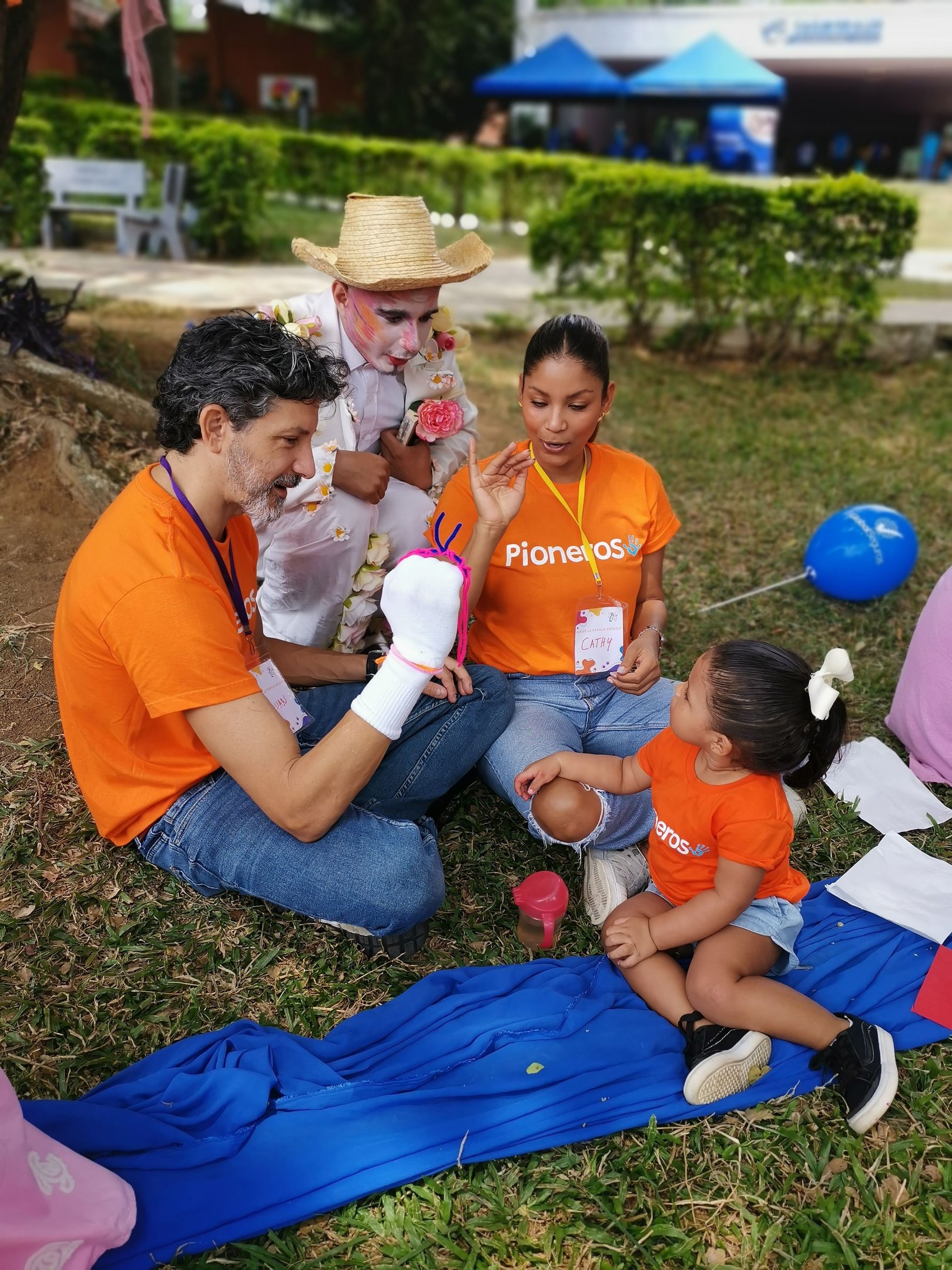 Padres con su hija y un actor en día de la familia organizado por Ukelele Jardón Infantil
