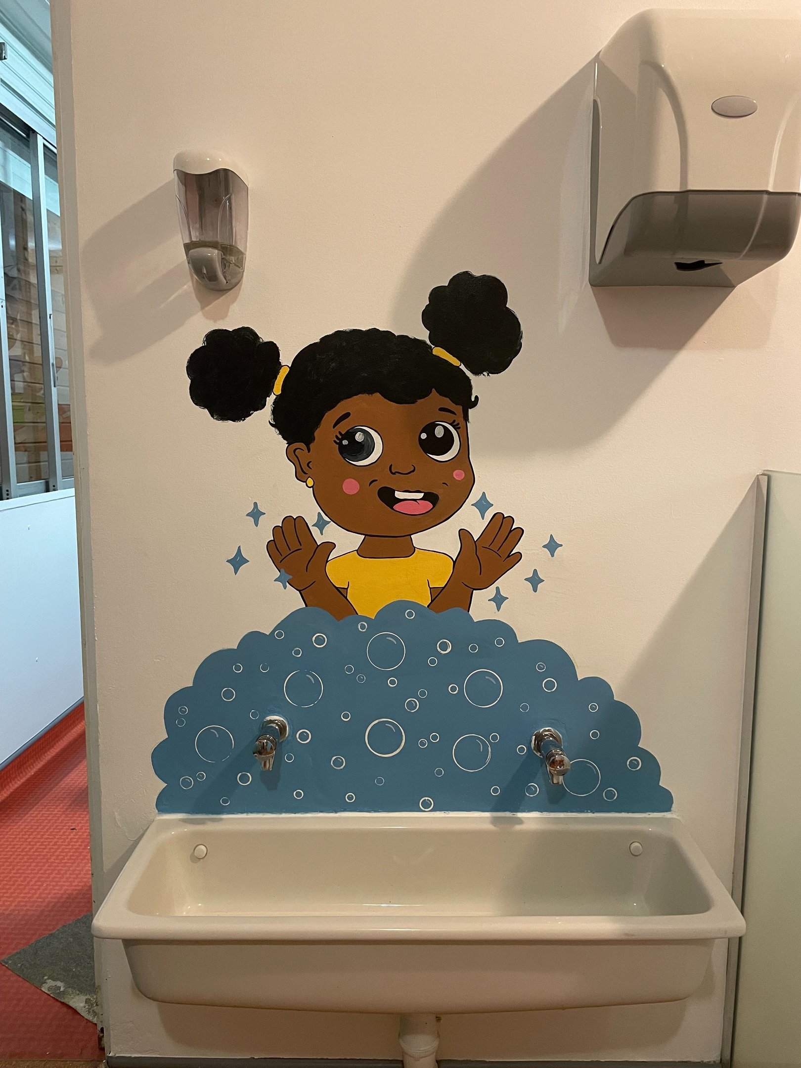 Peinture murale décorative au-dessus du lavabo pour enfants dans une crèche
