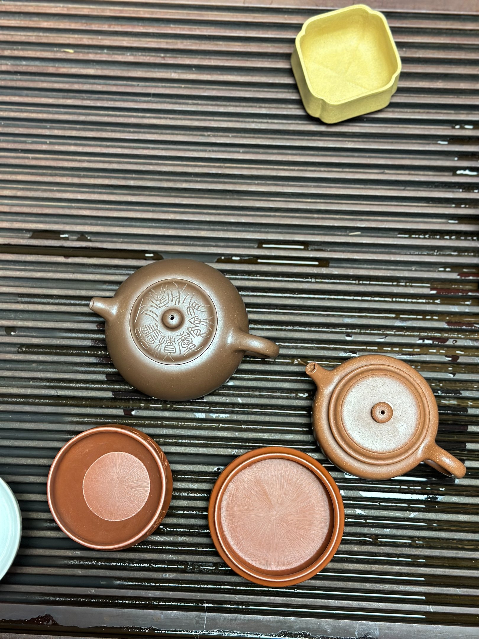 2 teapots placed on a teapot tray