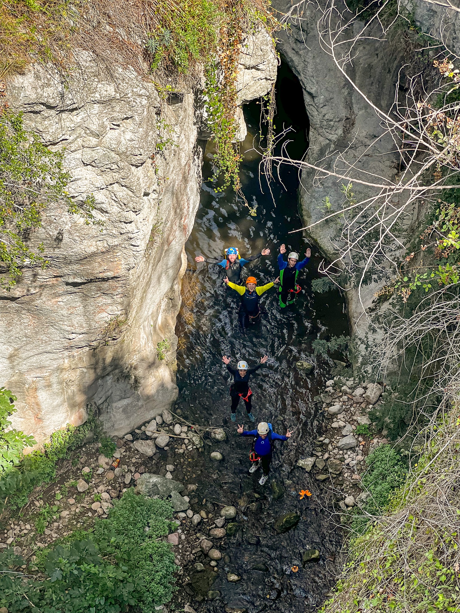 grupo haciendo barranquismo